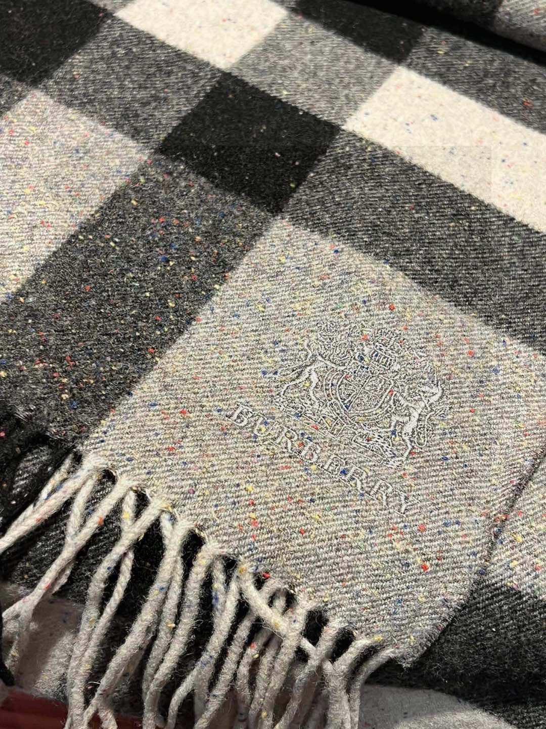 P155 🆕👏👏 👯..太美了😍美到⚠️要尖叫😱巴宝莉专柜款采用粗纺纱线水溶工艺,纺纱时候直接把七色彩点纺进水溶纱,统一织造,织造完成之后入水脱掉水溶纱线,由于围巾织造密度大,水溶纱线入水消失之后,彩点就留在了围巾上面❤️欧美范儿💏又是一款即时尚又实用的长围巾,男女通用🎆颜色搭配很协调,羊绒😍手感柔软好到爆🙀带起来时尚暖和💅大气有范儿,格子控们,不要错过哦😜,尺寸36*220,亲们速度开抢🎉🎉