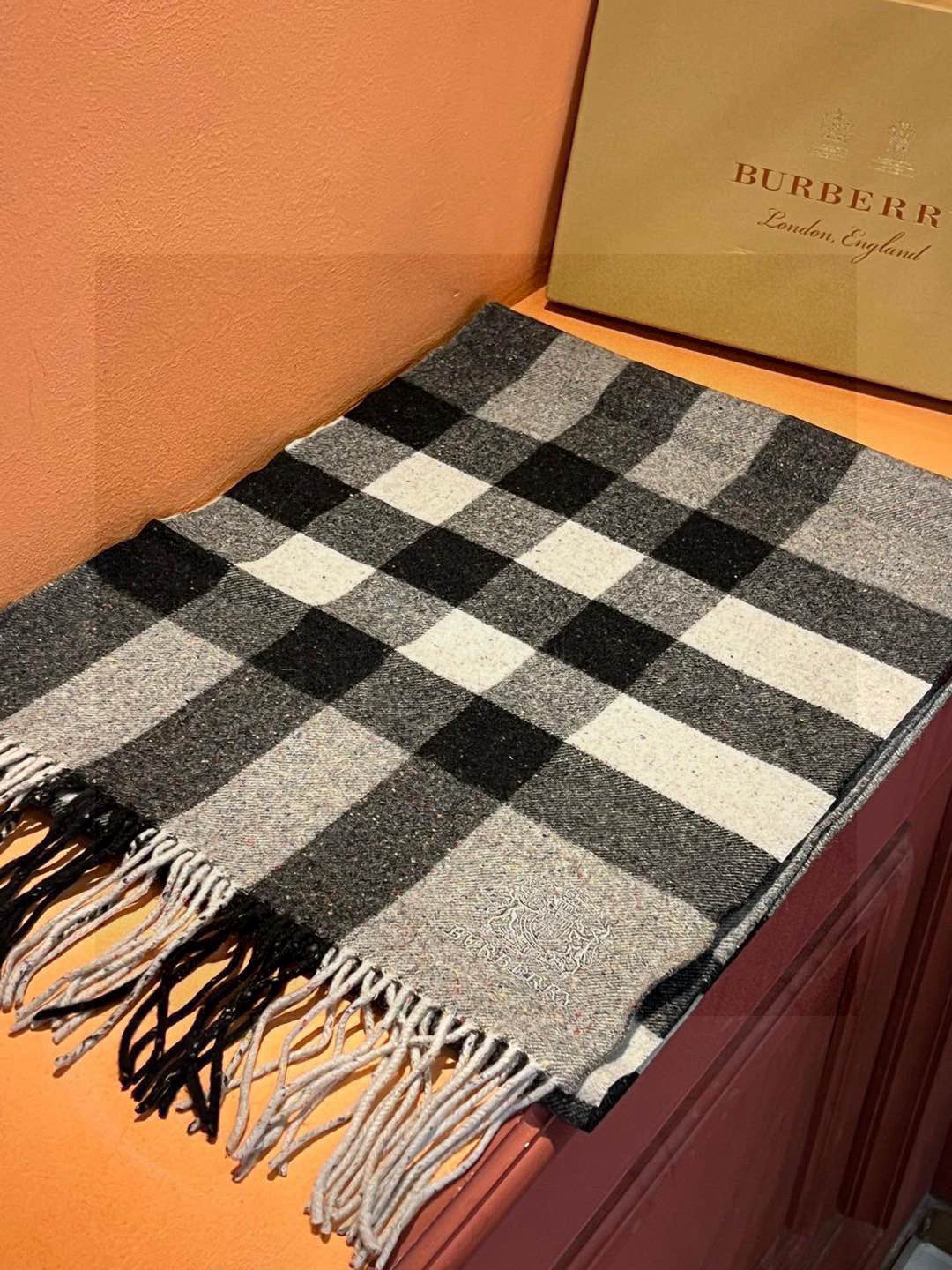 P155 🆕👏👏 👯..太美了😍美到⚠️要尖叫😱巴宝莉专柜款采用粗纺纱线水溶工艺,纺纱时候直接把七色彩点纺进水溶纱,统一织造,织造完成之后入水脱掉水溶纱线,由于围巾织造密度大,水溶纱线入水消失之后,彩点就留在了围巾上面❤️欧美范儿💏又是一款即时尚又实用的长围巾,男女通用🎆颜色搭配很协调,羊绒😍手感柔软好到爆🙀带起来时尚暖和💅大气有范儿,格子控们,不要错过哦😜,尺寸36*220,亲们速度开抢🎉🎉