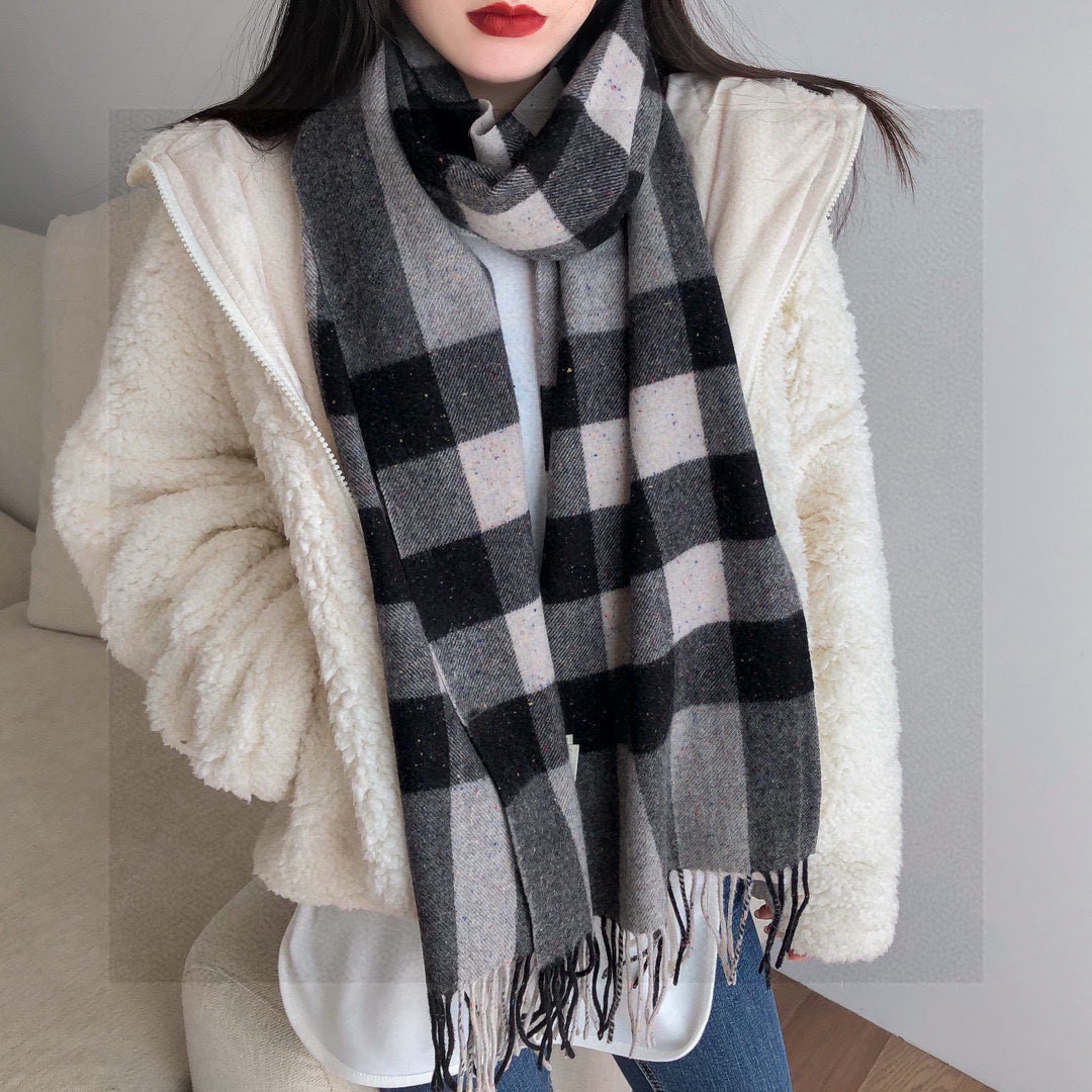 P155 🆕👏👏 👯..太美了😍美到⚠️要尖叫😱巴宝莉专柜款采用粗纺纱线水溶工艺,纺纱时候直接把七色彩点纺进水溶纱,统一织造,织造完成之后入水脱掉水溶纱线,由于围巾织造密度大,水溶纱线入水消失之后,彩点就留在了围巾上面❤️欧美范儿💏又是一款即时尚又实用的长围巾,男女通用🎆颜色搭配很协调,羊绒😍手感柔软好到爆🙀带起来时尚暖和💅大气有范儿,格子控们,不要错过哦😜,尺寸36*220,亲们速度开抢🎉🎉