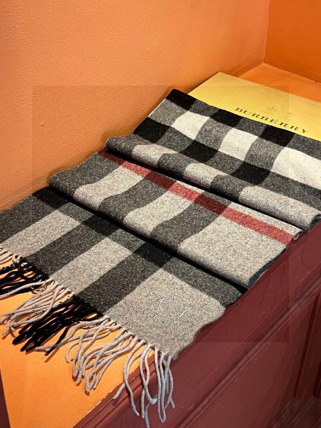 P155 🆕👏👏 👯..太美了😍美到⚠️要尖叫😱巴宝莉专柜款采用粗纺纱线水溶工艺,纺纱时候直接把七色彩点纺进水溶纱,统一织造,织造完成之后入水脱掉水溶纱线,由于围巾织造密度大,水溶纱线入水消失之后,彩点就留在了围巾上面❤️欧美范儿💏又是一款即时尚又实用的长围巾,男女通用🎆颜色搭配很协调,羊绒😍手感柔软好到爆🙀带起来时尚暖和💅大气有范儿,格子控们,不要错过哦😜,尺寸36*220,亲们速度开抢🎉🎉