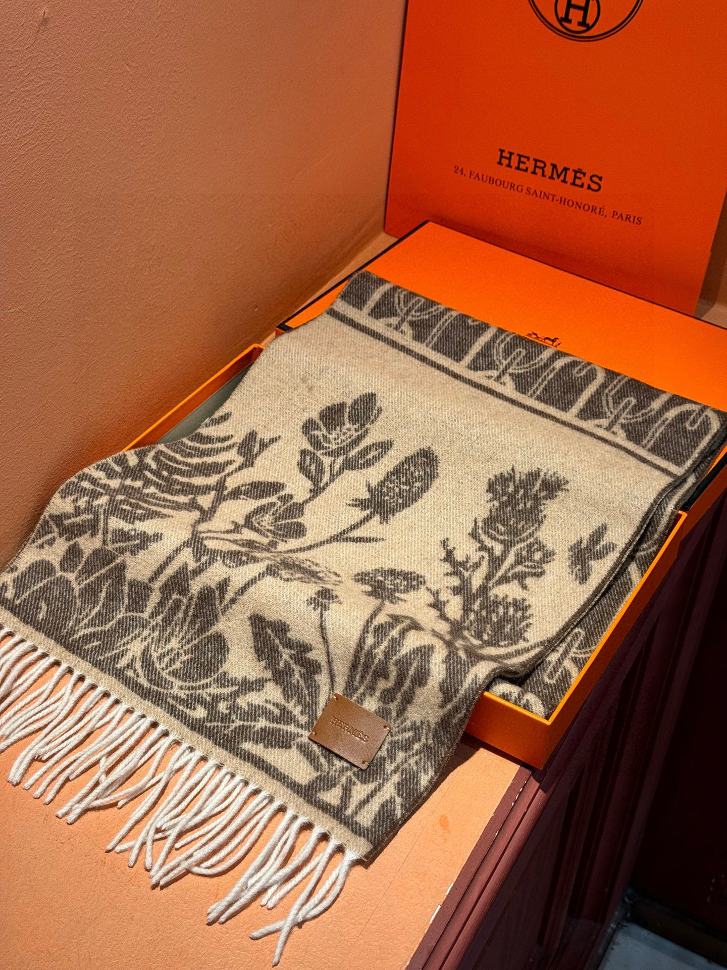 P155 爱马仕👍巴黎时装展商务男士女士羊绒围巾🔥代工厂臻选上乘的超细羊绒纤维 进行纯手工精梳处理 耗时耗力 再以清泉水浸泡涤荡 使羊绒纤维呈现出独特的蓬松质感 手感才如此细腻 最后以考究压印与熨烫工艺 才有奢华柔和的表面光泽 工艺特别复杂哦采用蒙古高原细羊绒!!手感满满地都是细腻的绒毛!这个价格绝对百分之百的实惠!精湛绝伦的绣字工艺!送礼自留都不错!绝对好货!尺寸:30*164+8*2