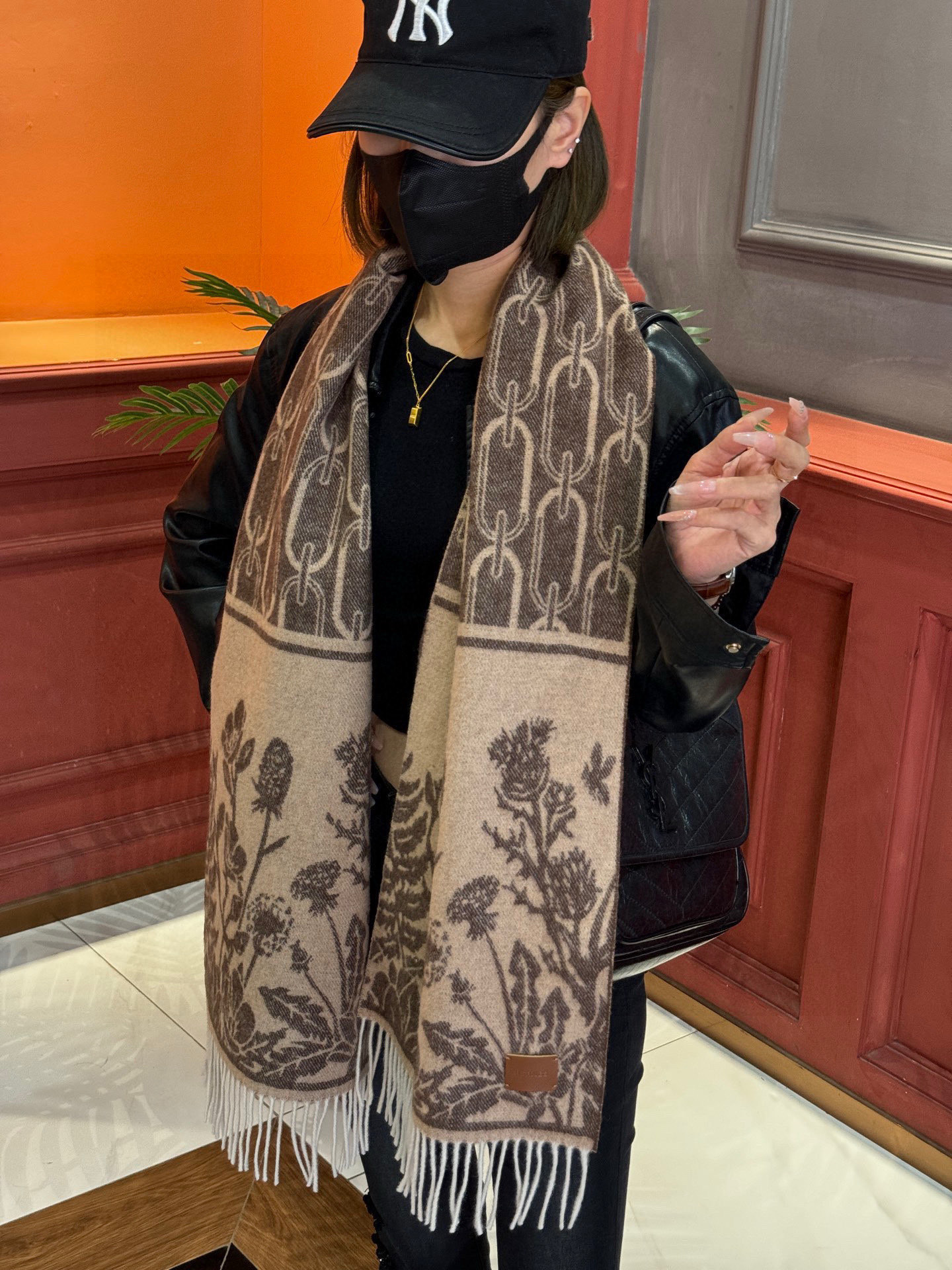 P155  爱马仕👍巴黎时装展商务男士女士羊绒围巾🔥代工厂臻选上乘的超细羊绒纤维 进行纯手工精梳处理 耗时耗力 再以清泉水浸泡涤荡 使羊绒纤维呈现出独特的蓬松质感 手感才如此细腻 最后以考究压印与熨烫工艺 才有奢华柔和的表面光泽 工艺特别复杂哦采用蒙古高原细羊绒！！手感满满地都是细腻的绒毛！这个价格绝对百分之百的实惠！精湛绝伦的绣字工艺！送礼自留都不错！绝对好货！尺寸：30*164+8*2