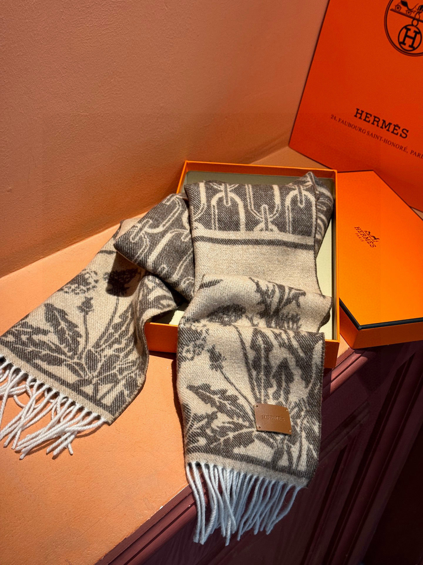 P155 爱马仕👍巴黎时装展商务男士女士羊绒围巾🔥代工厂臻选上乘的超细羊绒纤维 进行纯手工精梳处理 耗时耗力 再以清泉水浸泡涤荡 使羊绒纤维呈现出独特的蓬松质感 手感才如此细腻 最后以考究压印与熨烫工艺 才有奢华柔和的表面光泽 工艺特别复杂哦采用蒙古高原细羊绒!!手感满满地都是细腻的绒毛!这个价格绝对百分之百的实惠!精湛绝伦的绣字工艺!送礼自留都不错!绝对好货!尺寸:30*164+8*2