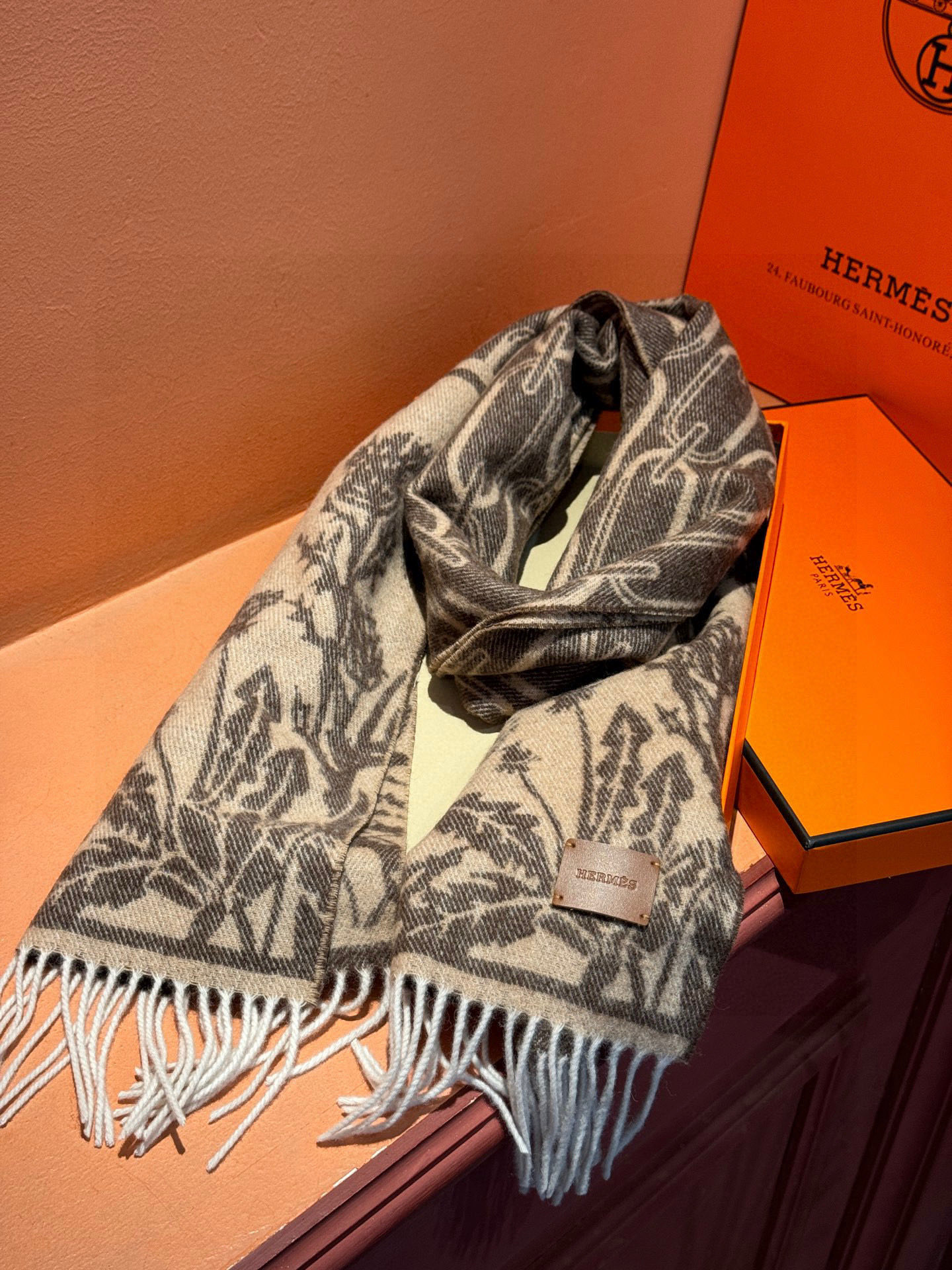 P155 爱马仕👍巴黎时装展商务男士女士羊绒围巾🔥代工厂臻选上乘的超细羊绒纤维 进行纯手工精梳处理 耗时耗力 再以清泉水浸泡涤荡 使羊绒纤维呈现出独特的蓬松质感 手感才如此细腻 最后以考究压印与熨烫工艺 才有奢华柔和的表面光泽 工艺特别复杂哦采用蒙古高原细羊绒!!手感满满地都是细腻的绒毛!这个价格绝对百分之百的实惠!精湛绝伦的绣字工艺!送礼自留都不错!绝对好货!尺寸:30*164+8*2