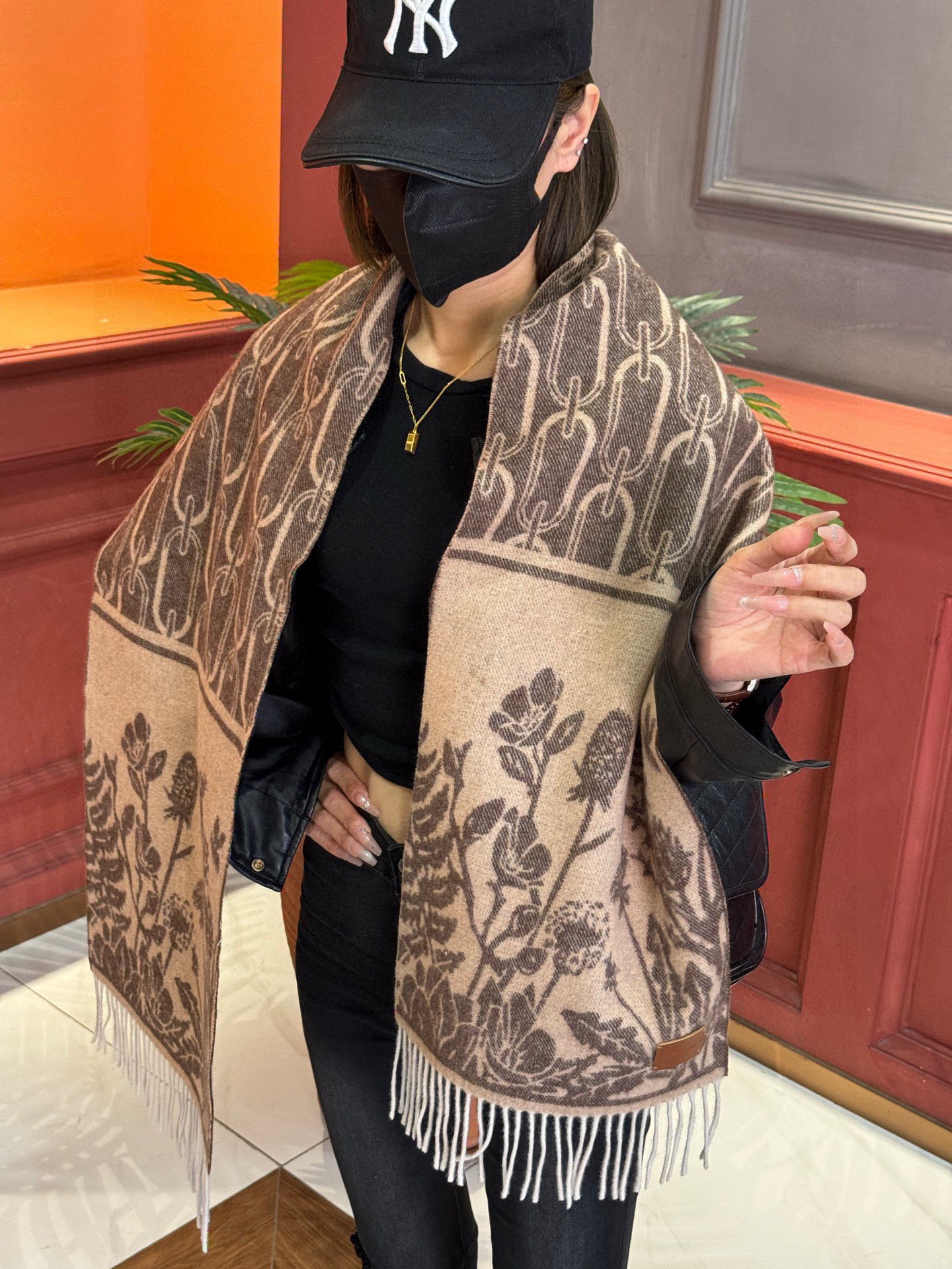 P155 爱马仕👍巴黎时装展商务男士女士羊绒围巾🔥代工厂臻选上乘的超细羊绒纤维 进行纯手工精梳处理 耗时耗力 再以清泉水浸泡涤荡 使羊绒纤维呈现出独特的蓬松质感 手感才如此细腻 最后以考究压印与熨烫工艺 才有奢华柔和的表面光泽 工艺特别复杂哦采用蒙古高原细羊绒!!手感满满地都是细腻的绒毛!这个价格绝对百分之百的实惠!精湛绝伦的绣字工艺!送礼自留都不错!绝对好货!尺寸:30*164+8*2