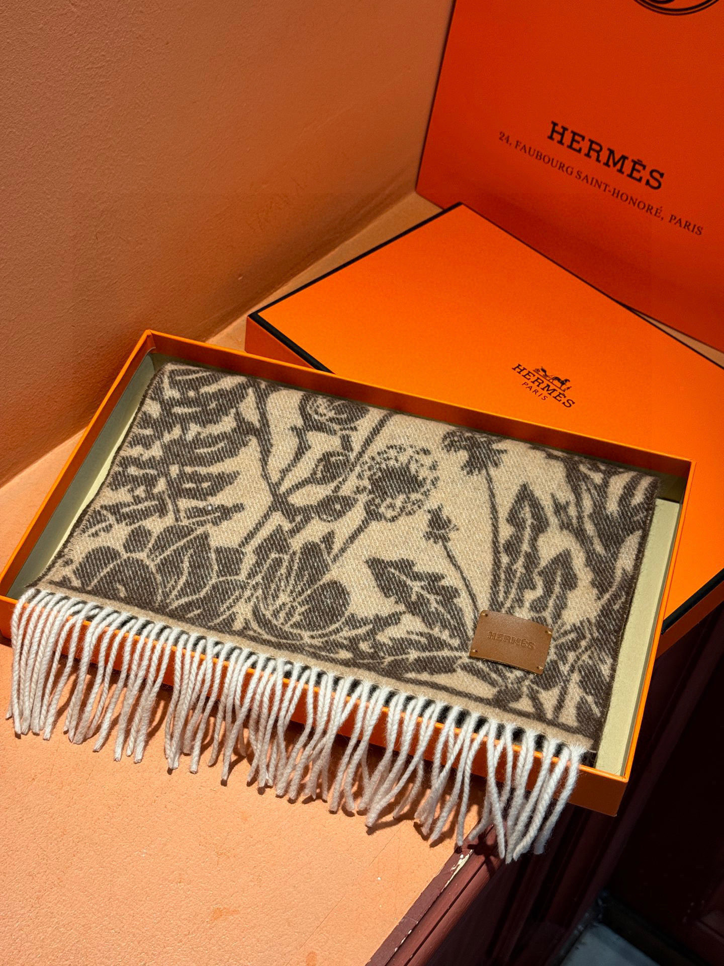 P155 爱马仕👍巴黎时装展商务男士女士羊绒围巾🔥代工厂臻选上乘的超细羊绒纤维 进行纯手工精梳处理 耗时耗力 再以清泉水浸泡涤荡 使羊绒纤维呈现出独特的蓬松质感 手感才如此细腻 最后以考究压印与熨烫工艺 才有奢华柔和的表面光泽 工艺特别复杂哦采用蒙古高原细羊绒!!手感满满地都是细腻的绒毛!这个价格绝对百分之百的实惠!精湛绝伦的绣字工艺!送礼自留都不错!绝对好货!尺寸:30*164+8*2