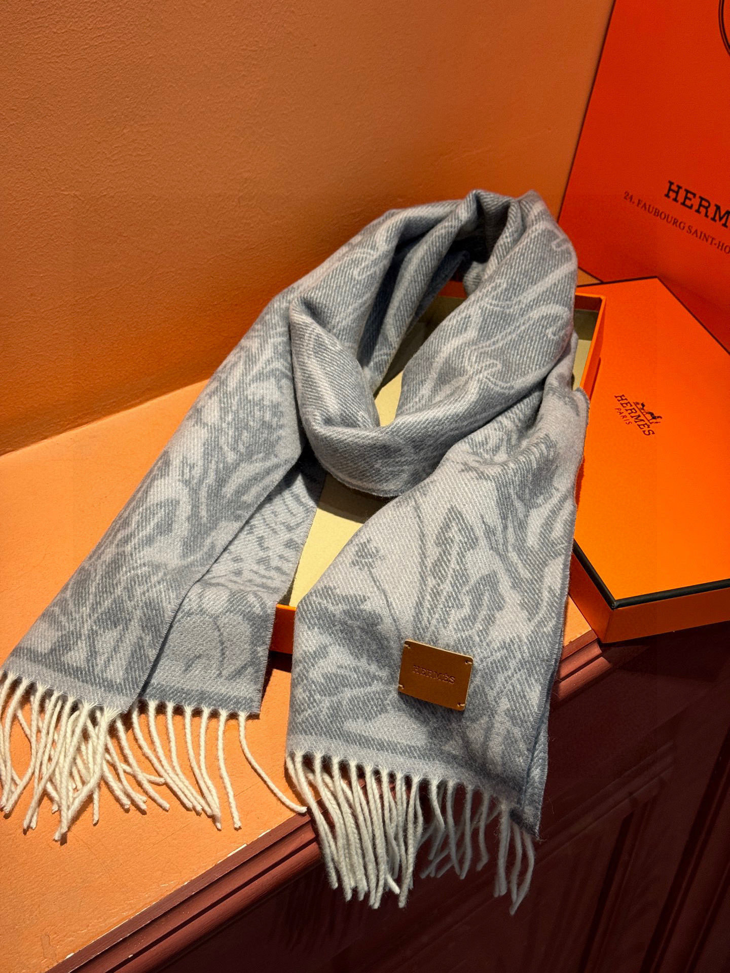 P155 爱马仕👍巴黎时装展商务男士女士羊绒围巾🔥代工厂臻选上乘的超细羊绒纤维 进行纯手工精梳处理 耗时耗力 再以清泉水浸泡涤荡 使羊绒纤维呈现出独特的蓬松质感 手感才如此细腻 最后以考究压印与熨烫工艺 才有奢华柔和的表面光泽 工艺特别复杂哦采用蒙古高原细羊绒!!手感满满地都是细腻的绒毛!这个价格绝对百分之百的实惠!精湛绝伦的绣字工艺!送礼自留都不错!绝对好货!尺寸:30*164+8*2