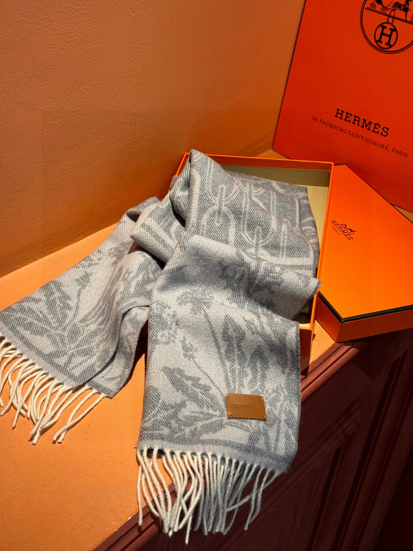 P155 爱马仕👍巴黎时装展商务男士女士羊绒围巾🔥代工厂臻选上乘的超细羊绒纤维 进行纯手工精梳处理 耗时耗力 再以清泉水浸泡涤荡 使羊绒纤维呈现出独特的蓬松质感 手感才如此细腻 最后以考究压印与熨烫工艺 才有奢华柔和的表面光泽 工艺特别复杂哦采用蒙古高原细羊绒!!手感满满地都是细腻的绒毛!这个价格绝对百分之百的实惠!精湛绝伦的绣字工艺!送礼自留都不错!绝对好货!尺寸:30*164+8*2