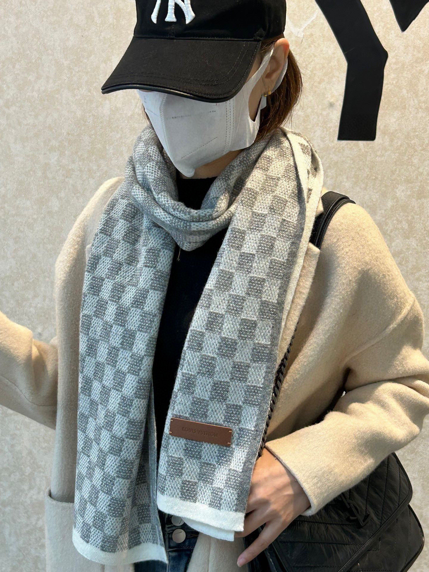 P190 顶级原版 怒赞推荐‼️高端男士款~超级无敌软糯的男士羊绒围巾👍L家ZG同步在售,这个价格真的无敌超值!亲妈价格回馈~买到绝对值‼️L家非常正的男士围巾~面料大爱,双面的羊绒纱线真的清晰干净,握在手里绒感真的超级无敌舒服!非常柔软很Man的风格,上身效果无敌好看‼️大气简约,两面都可以围,任何男生都会喜欢的款吧,有质感不张扬❗️拍照过程中已经多次被面料质感和撞色的效果迷倒。老花非常精致的点缀,有质感不张扬~尾单余一丢丢福利大家~‼️手感非常柔软舒服‼️中等厚度,非常亲脖子的一款~经典男士的35cm宽羊绒围巾‼️男女通用款式,100%羊绒,规格35*180cm❗搭配正装或者搭配休闲装都很合适~对折挂围或者绕圈围都完全可以,绅士有型~有温度的风度‼️