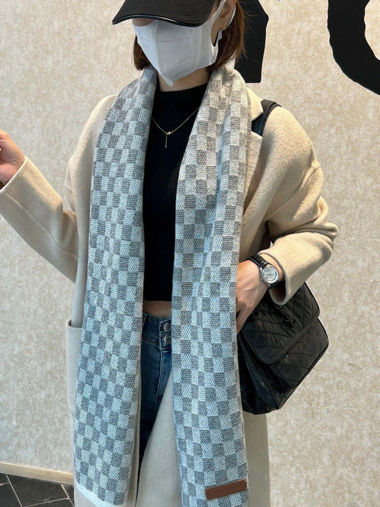 P190 顶级原版 怒赞推荐‼️高端男士款~超级无敌软糯的男士羊绒围巾👍L家ZG同步在售,这个价格真的无敌超值!亲妈价格回馈~买到绝对值‼️L家非常正的男士围巾~面料大爱,双面的羊绒纱线真的清晰干净,握在手里绒感真的超级无敌舒服!非常柔软很Man的风格,上身效果无敌好看‼️大气简约,两面都可以围,任何男生都会喜欢的款吧,有质感不张扬❗️拍照过程中已经多次被面料质感和撞色的效果迷倒。老花非常精致的点缀,有质感不张扬~尾单余一丢丢福利大家~‼️手感非常柔软舒服‼️中等厚度,非常亲脖子的一款~经典男士的35cm宽羊绒围巾‼️男女通用款式,100%羊绒,规格35*180cm❗搭配正装或者搭配休闲装都很合适~对折挂围或者绕圈围都完全可以,绅士有型~有温度的风度‼️