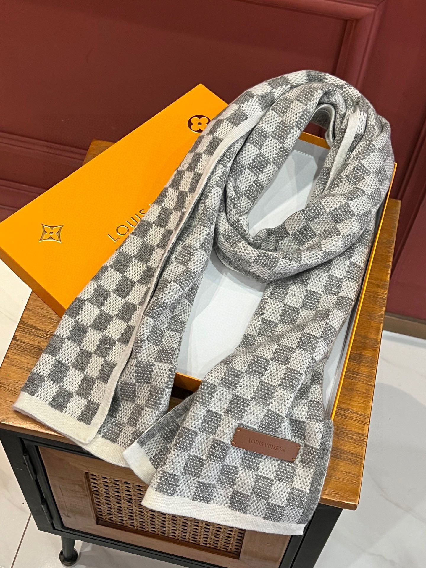 P190 顶级原版 怒赞推荐‼️高端男士款~超级无敌软糯的男士羊绒围巾👍L家ZG同步在售,这个价格真的无敌超值!亲妈价格回馈~买到绝对值‼️L家非常正的男士围巾~面料大爱,双面的羊绒纱线真的清晰干净,握在手里绒感真的超级无敌舒服!非常柔软很Man的风格,上身效果无敌好看‼️大气简约,两面都可以围,任何男生都会喜欢的款吧,有质感不张扬❗️拍照过程中已经多次被面料质感和撞色的效果迷倒。老花非常精致的点缀,有质感不张扬~尾单余一丢丢福利大家~‼️手感非常柔软舒服‼️中等厚度,非常亲脖子的一款~经典男士的35cm宽羊绒围巾‼️男女通用款式,100%羊绒,规格35*180cm❗搭配正装或者搭配休闲装都很合适~对折挂围或者绕圈围都完全可以,绅士有型~有温度的风度‼️