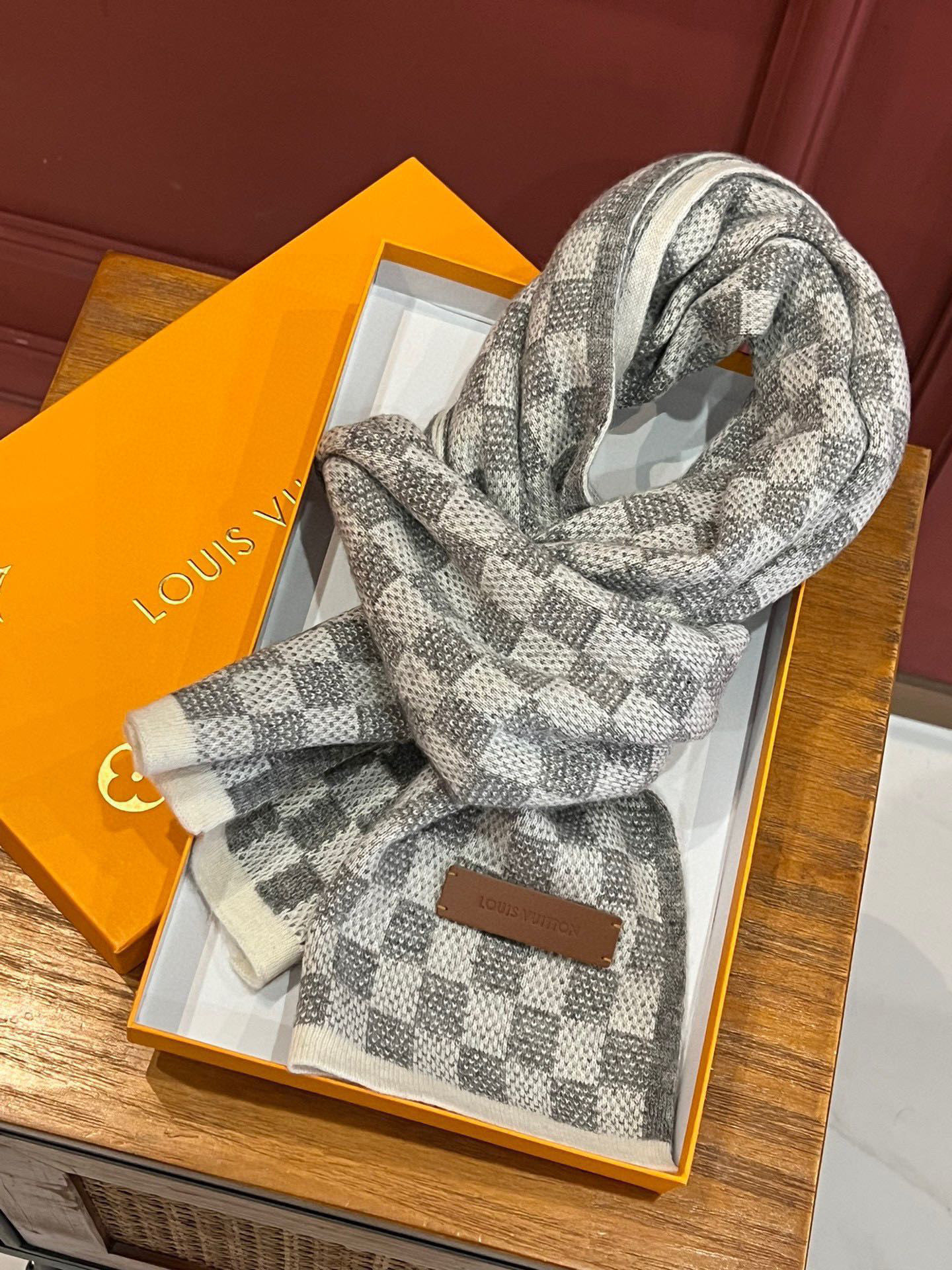 P190 顶级原版 怒赞推荐‼️高端男士款~超级无敌软糯的男士羊绒围巾👍L家ZG同步在售,这个价格真的无敌超值!亲妈价格回馈~买到绝对值‼️L家非常正的男士围巾~面料大爱,双面的羊绒纱线真的清晰干净,握在手里绒感真的超级无敌舒服!非常柔软很Man的风格,上身效果无敌好看‼️大气简约,两面都可以围,任何男生都会喜欢的款吧,有质感不张扬❗️拍照过程中已经多次被面料质感和撞色的效果迷倒。老花非常精致的点缀,有质感不张扬~尾单余一丢丢福利大家~‼️手感非常柔软舒服‼️中等厚度,非常亲脖子的一款~经典男士的35cm宽羊绒围巾‼️男女通用款式,100%羊绒,规格35*180cm❗搭配正装或者搭配休闲装都很合适~对折挂围或者绕圈围都完全可以,绅士有型~有温度的风度‼️