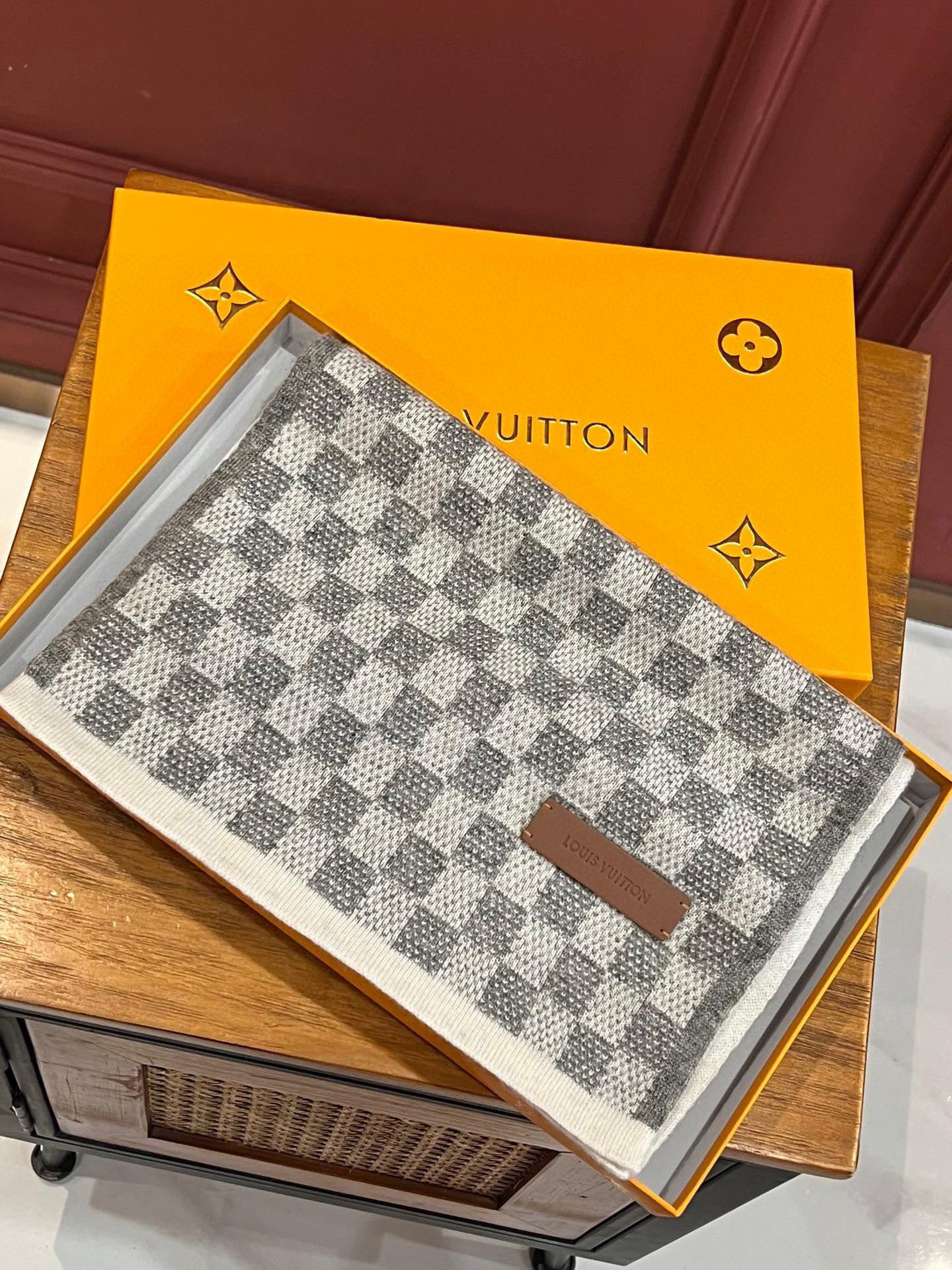 P190 顶级原版 怒赞推荐‼️高端男士款~超级无敌软糯的男士羊绒围巾👍L家ZG同步在售,这个价格真的无敌超值!亲妈价格回馈~买到绝对值‼️L家非常正的男士围巾~面料大爱,双面的羊绒纱线真的清晰干净,握在手里绒感真的超级无敌舒服!非常柔软很Man的风格,上身效果无敌好看‼️大气简约,两面都可以围,任何男生都会喜欢的款吧,有质感不张扬❗️拍照过程中已经多次被面料质感和撞色的效果迷倒。老花非常精致的点缀,有质感不张扬~尾单余一丢丢福利大家~‼️手感非常柔软舒服‼️中等厚度,非常亲脖子的一款~经典男士的35cm宽羊绒围巾‼️男女通用款式,100%羊绒,规格35*180cm❗搭配正装或者搭配休闲装都很合适~对折挂围或者绕圈围都完全可以,绅士有型~有温度的风度‼️