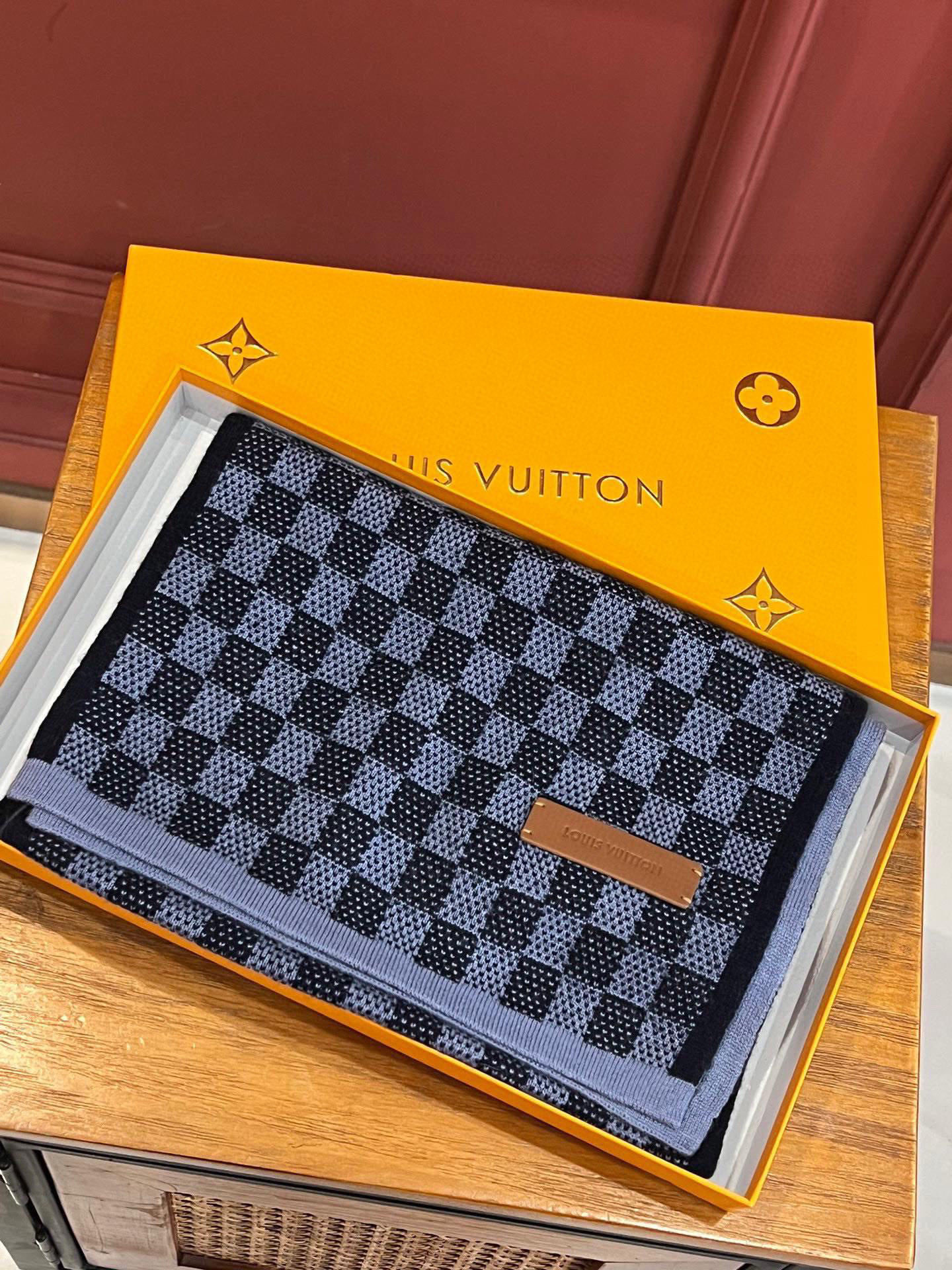 P190 顶级原版 怒赞推荐‼️高端男士款~超级无敌软糯的男士羊绒围巾👍L家ZG同步在售,这个价格真的无敌超值!亲妈价格回馈~买到绝对值‼️L家非常正的男士围巾~面料大爱,双面的羊绒纱线真的清晰干净,握在手里绒感真的超级无敌舒服!非常柔软很Man的风格,上身效果无敌好看‼️大气简约,两面都可以围,任何男生都会喜欢的款吧,有质感不张扬❗️拍照过程中已经多次被面料质感和撞色的效果迷倒。老花非常精致的点缀,有质感不张扬~尾单余一丢丢福利大家~‼️手感非常柔软舒服‼️中等厚度,非常亲脖子的一款~经典男士的35cm宽羊绒围巾‼️男女通用款式,100%羊绒,规格35*180cm❗搭配正装或者搭配休闲装都很合适~对折挂围或者绕圈围都完全可以,绅士有型~有温度的风度‼️