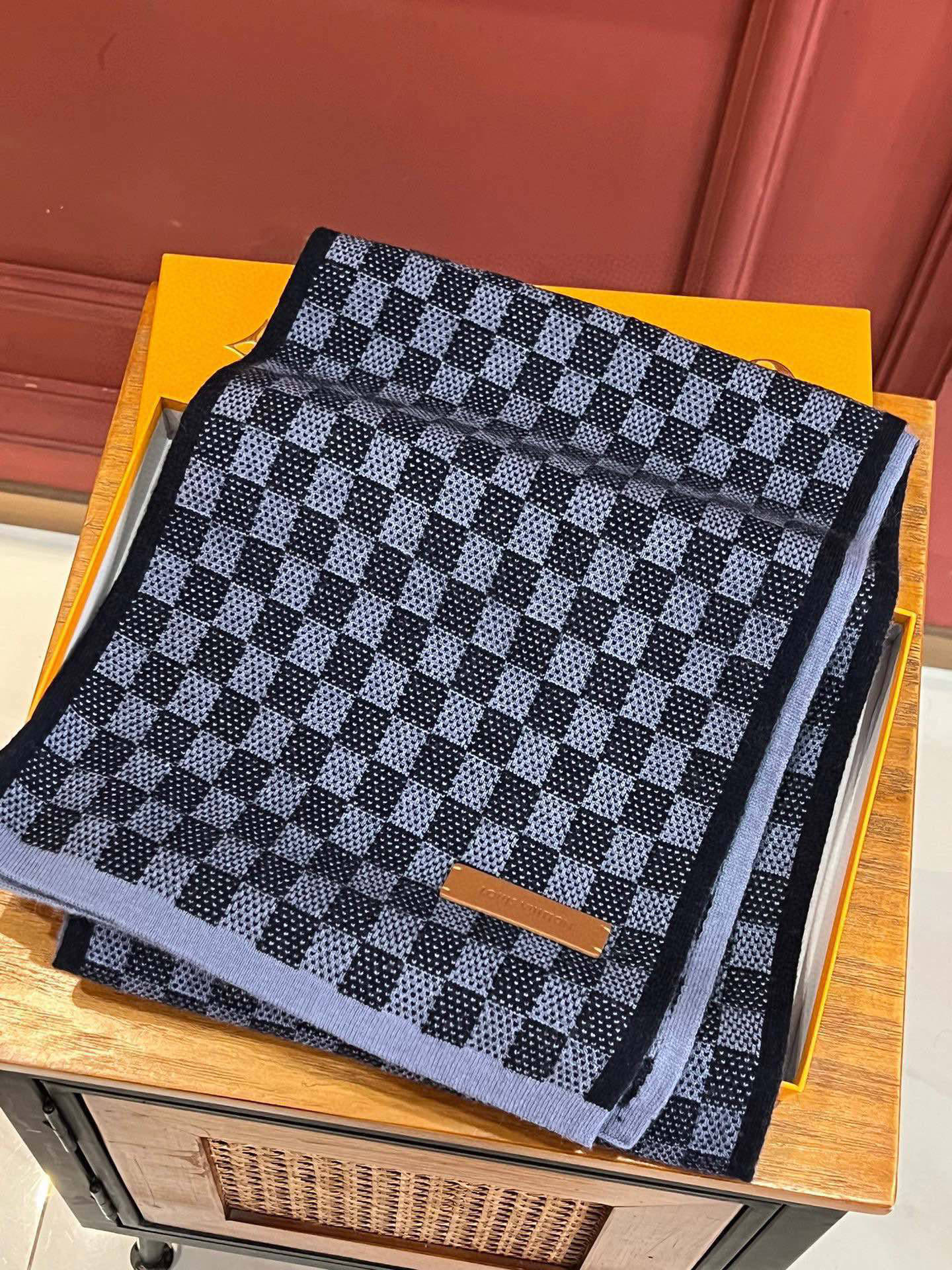 P190 顶级原版 怒赞推荐‼️高端男士款~超级无敌软糯的男士羊绒围巾👍L家ZG同步在售,这个价格真的无敌超值!亲妈价格回馈~买到绝对值‼️L家非常正的男士围巾~面料大爱,双面的羊绒纱线真的清晰干净,握在手里绒感真的超级无敌舒服!非常柔软很Man的风格,上身效果无敌好看‼️大气简约,两面都可以围,任何男生都会喜欢的款吧,有质感不张扬❗️拍照过程中已经多次被面料质感和撞色的效果迷倒。老花非常精致的点缀,有质感不张扬~尾单余一丢丢福利大家~‼️手感非常柔软舒服‼️中等厚度,非常亲脖子的一款~经典男士的35cm宽羊绒围巾‼️男女通用款式,100%羊绒,规格35*180cm❗搭配正装或者搭配休闲装都很合适~对折挂围或者绕圈围都完全可以,绅士有型~有温度的风度‼️