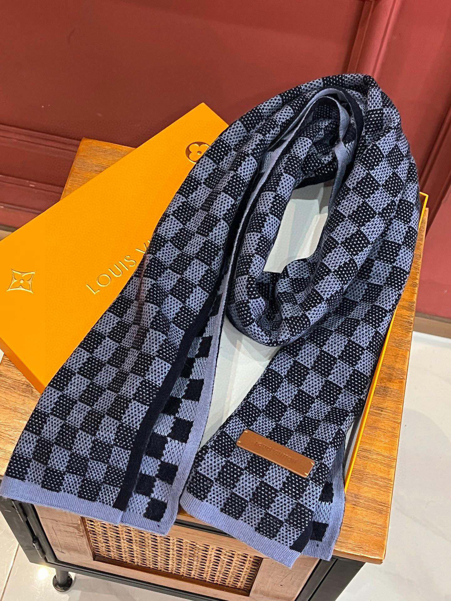 P190 顶级原版 怒赞推荐‼️高端男士款~超级无敌软糯的男士羊绒围巾👍L家ZG同步在售,这个价格真的无敌超值!亲妈价格回馈~买到绝对值‼️L家非常正的男士围巾~面料大爱,双面的羊绒纱线真的清晰干净,握在手里绒感真的超级无敌舒服!非常柔软很Man的风格,上身效果无敌好看‼️大气简约,两面都可以围,任何男生都会喜欢的款吧,有质感不张扬❗️拍照过程中已经多次被面料质感和撞色的效果迷倒。老花非常精致的点缀,有质感不张扬~尾单余一丢丢福利大家~‼️手感非常柔软舒服‼️中等厚度,非常亲脖子的一款~经典男士的35cm宽羊绒围巾‼️男女通用款式,100%羊绒,规格35*180cm❗搭配正装或者搭配休闲装都很合适~对折挂围或者绕圈围都完全可以,绅士有型~有温度的风度‼️