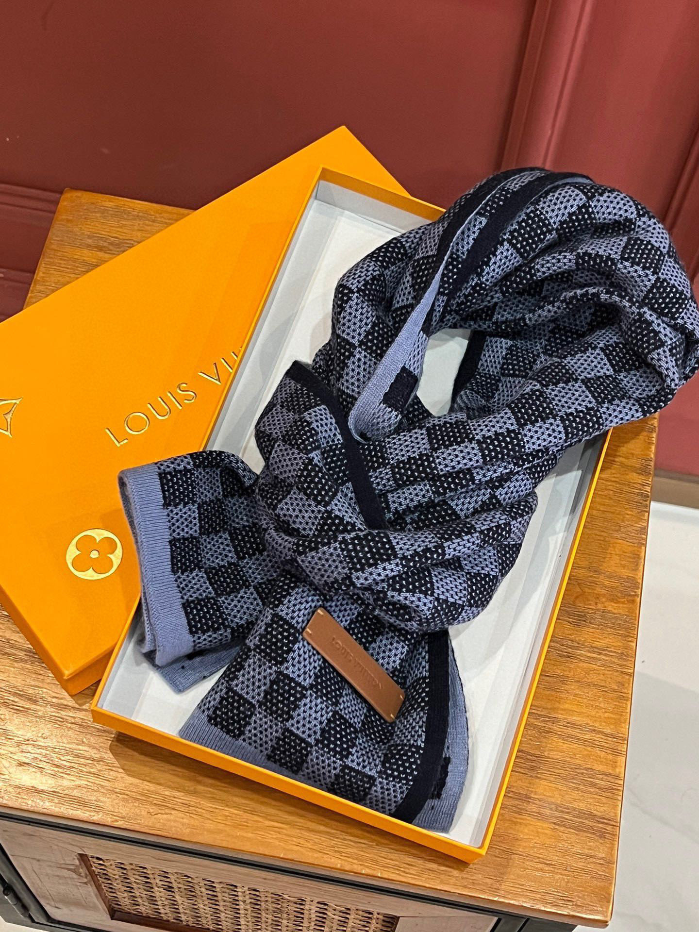 P190 顶级原版 怒赞推荐‼️高端男士款~超级无敌软糯的男士羊绒围巾👍L家ZG同步在售,这个价格真的无敌超值!亲妈价格回馈~买到绝对值‼️L家非常正的男士围巾~面料大爱,双面的羊绒纱线真的清晰干净,握在手里绒感真的超级无敌舒服!非常柔软很Man的风格,上身效果无敌好看‼️大气简约,两面都可以围,任何男生都会喜欢的款吧,有质感不张扬❗️拍照过程中已经多次被面料质感和撞色的效果迷倒。老花非常精致的点缀,有质感不张扬~尾单余一丢丢福利大家~‼️手感非常柔软舒服‼️中等厚度,非常亲脖子的一款~经典男士的35cm宽羊绒围巾‼️男女通用款式,100%羊绒,规格35*180cm❗搭配正装或者搭配休闲装都很合适~对折挂围或者绕圈围都完全可以,绅士有型~有温度的风度‼️