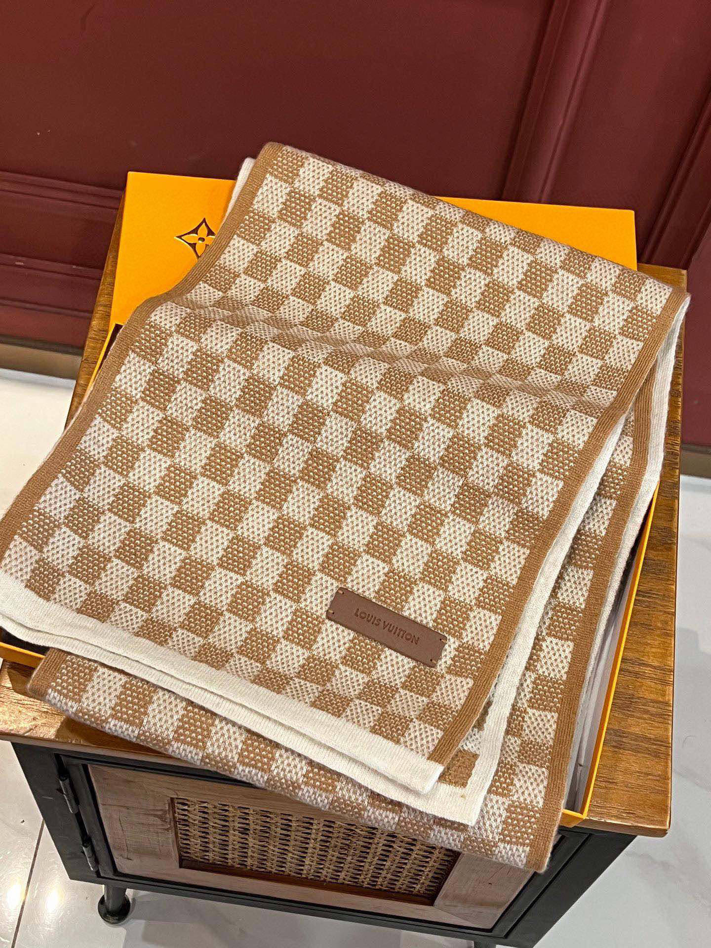 P190 顶级原版 怒赞推荐‼️高端男士款~超级无敌软糯的男士羊绒围巾👍L家ZG同步在售,这个价格真的无敌超值!亲妈价格回馈~买到绝对值‼️L家非常正的男士围巾~面料大爱,双面的羊绒纱线真的清晰干净,握在手里绒感真的超级无敌舒服!非常柔软很Man的风格,上身效果无敌好看‼️大气简约,两面都可以围,任何男生都会喜欢的款吧,有质感不张扬❗️拍照过程中已经多次被面料质感和撞色的效果迷倒。老花非常精致的点缀,有质感不张扬~尾单余一丢丢福利大家~‼️手感非常柔软舒服‼️中等厚度,非常亲脖子的一款~经典男士的35cm宽羊绒围巾‼️男女通用款式,100%羊绒,规格35*180cm❗搭配正装或者搭配休闲装都很合适~对折挂围或者绕圈围都完全可以,绅士有型~有温度的风度‼️