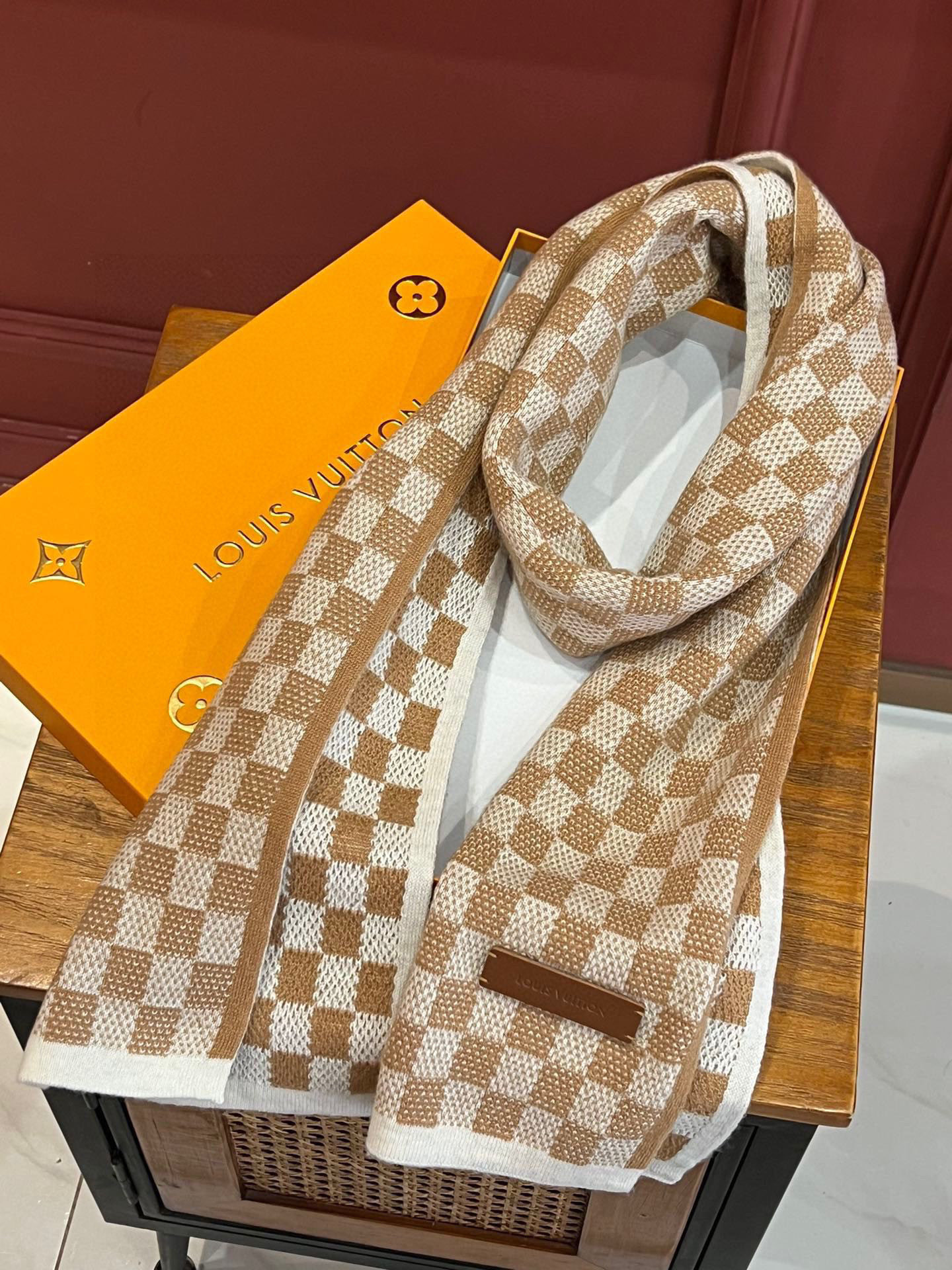 P190 顶级原版 怒赞推荐‼️高端男士款~超级无敌软糯的男士羊绒围巾👍L家ZG同步在售,这个价格真的无敌超值!亲妈价格回馈~买到绝对值‼️L家非常正的男士围巾~面料大爱,双面的羊绒纱线真的清晰干净,握在手里绒感真的超级无敌舒服!非常柔软很Man的风格,上身效果无敌好看‼️大气简约,两面都可以围,任何男生都会喜欢的款吧,有质感不张扬❗️拍照过程中已经多次被面料质感和撞色的效果迷倒。老花非常精致的点缀,有质感不张扬~尾单余一丢丢福利大家~‼️手感非常柔软舒服‼️中等厚度,非常亲脖子的一款~经典男士的35cm宽羊绒围巾‼️男女通用款式,100%羊绒,规格35*180cm❗搭配正装或者搭配休闲装都很合适~对折挂围或者绕圈围都完全可以,绅士有型~有温度的风度‼️