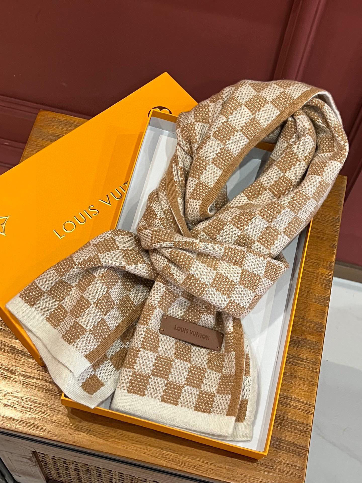 P190 顶级原版 怒赞推荐‼️高端男士款~超级无敌软糯的男士羊绒围巾👍L家ZG同步在售,这个价格真的无敌超值!亲妈价格回馈~买到绝对值‼️L家非常正的男士围巾~面料大爱,双面的羊绒纱线真的清晰干净,握在手里绒感真的超级无敌舒服!非常柔软很Man的风格,上身效果无敌好看‼️大气简约,两面都可以围,任何男生都会喜欢的款吧,有质感不张扬❗️拍照过程中已经多次被面料质感和撞色的效果迷倒。老花非常精致的点缀,有质感不张扬~尾单余一丢丢福利大家~‼️手感非常柔软舒服‼️中等厚度,非常亲脖子的一款~经典男士的35cm宽羊绒围巾‼️男女通用款式,100%羊绒,规格35*180cm❗搭配正装或者搭配休闲装都很合适~对折挂围或者绕圈围都完全可以,绅士有型~有温度的风度‼️