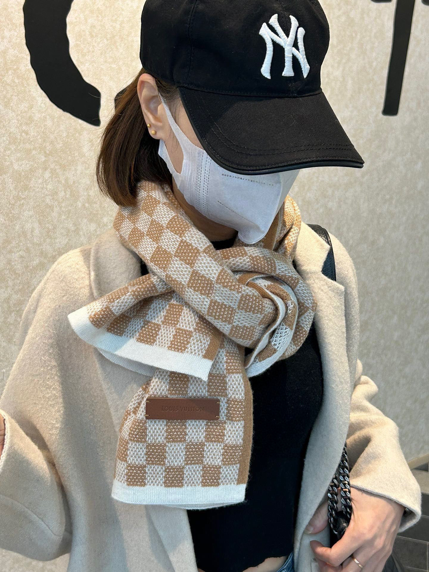 P190 顶级原版 怒赞推荐‼️高端男士款~超级无敌软糯的男士羊绒围巾👍L家ZG同步在售,这个价格真的无敌超值!亲妈价格回馈~买到绝对值‼️L家非常正的男士围巾~面料大爱,双面的羊绒纱线真的清晰干净,握在手里绒感真的超级无敌舒服!非常柔软很Man的风格,上身效果无敌好看‼️大气简约,两面都可以围,任何男生都会喜欢的款吧,有质感不张扬❗️拍照过程中已经多次被面料质感和撞色的效果迷倒。老花非常精致的点缀,有质感不张扬~尾单余一丢丢福利大家~‼️手感非常柔软舒服‼️中等厚度,非常亲脖子的一款~经典男士的35cm宽羊绒围巾‼️男女通用款式,100%羊绒,规格35*180cm❗搭配正装或者搭配休闲装都很合适~对折挂围或者绕圈围都完全可以,绅士有型~有温度的风度‼️