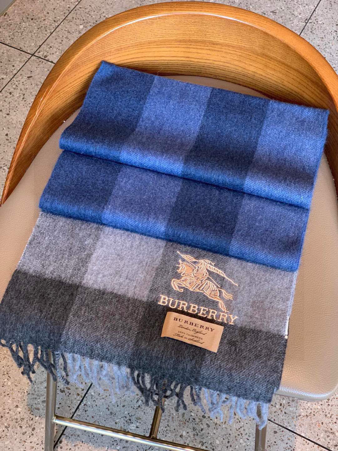 P220 巴宝莉最新男士双色纯羊绒围巾👍我们的男款围巾且买且珍惜~~男款真的很少,一年也就出几款,都是出口订单所以比较难遇。男人的东西讲究少而精,好看的男款一定要收!这款巴宝莉男士围巾,款式很有男性魅力,是男款里非常Classical的设计,经典大方‼️面料采用的是双色羊绒工艺,非常厚实,看图都能感受到大绵羊的温暖。细腻柔软度都非常的好,有轻微的水波纹,非常漂亮。上身效果无敌好看‼️大气简约,超级好看的男神配色,任何男生都会喜欢的款吧,小小Logo非常精致的点缀,有质感不张扬~尾单余一丢丢福利大家~‼️羊绒,规格180*30❗搭配正装或者搭配休闲装都很合适~对折挂围或者绕圈围都完全可以,绅士有型~有温度的风度‼️