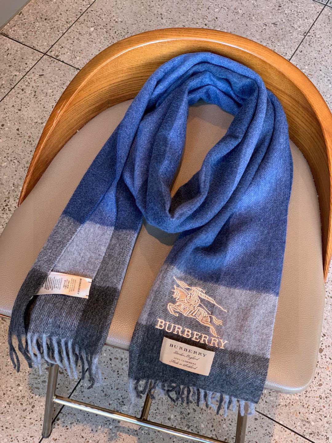 P220 巴宝莉最新男士双色纯羊绒围巾👍我们的男款围巾且买且珍惜~~男款真的很少,一年也就出几款,都是出口订单所以比较难遇。男人的东西讲究少而精,好看的男款一定要收!这款巴宝莉男士围巾,款式很有男性魅力,是男款里非常Classical的设计,经典大方‼️面料采用的是双色羊绒工艺,非常厚实,看图都能感受到大绵羊的温暖。细腻柔软度都非常的好,有轻微的水波纹,非常漂亮。上身效果无敌好看‼️大气简约,超级好看的男神配色,任何男生都会喜欢的款吧,小小Logo非常精致的点缀,有质感不张扬~尾单余一丢丢福利大家~‼️羊绒,规格180*30❗搭配正装或者搭配休闲装都很合适~对折挂围或者绕圈围都完全可以,绅士有型~有温度的风度‼️