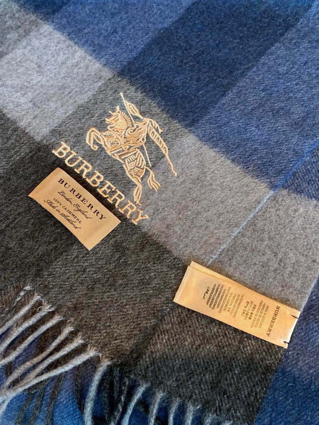 P220 巴宝莉最新男士双色纯羊绒围巾👍我们的男款围巾且买且珍惜~~男款真的很少,一年也就出几款,都是出口订单所以比较难遇。男人的东西讲究少而精,好看的男款一定要收!这款巴宝莉男士围巾,款式很有男性魅力,是男款里非常Classical的设计,经典大方‼️面料采用的是双色羊绒工艺,非常厚实,看图都能感受到大绵羊的温暖。细腻柔软度都非常的好,有轻微的水波纹,非常漂亮。上身效果无敌好看‼️大气简约,超级好看的男神配色,任何男生都会喜欢的款吧,小小Logo非常精致的点缀,有质感不张扬~尾单余一丢丢福利大家~‼️羊绒,规格180*30❗搭配正装或者搭配休闲装都很合适~对折挂围或者绕圈围都完全可以,绅士有型~有温度的风度‼️