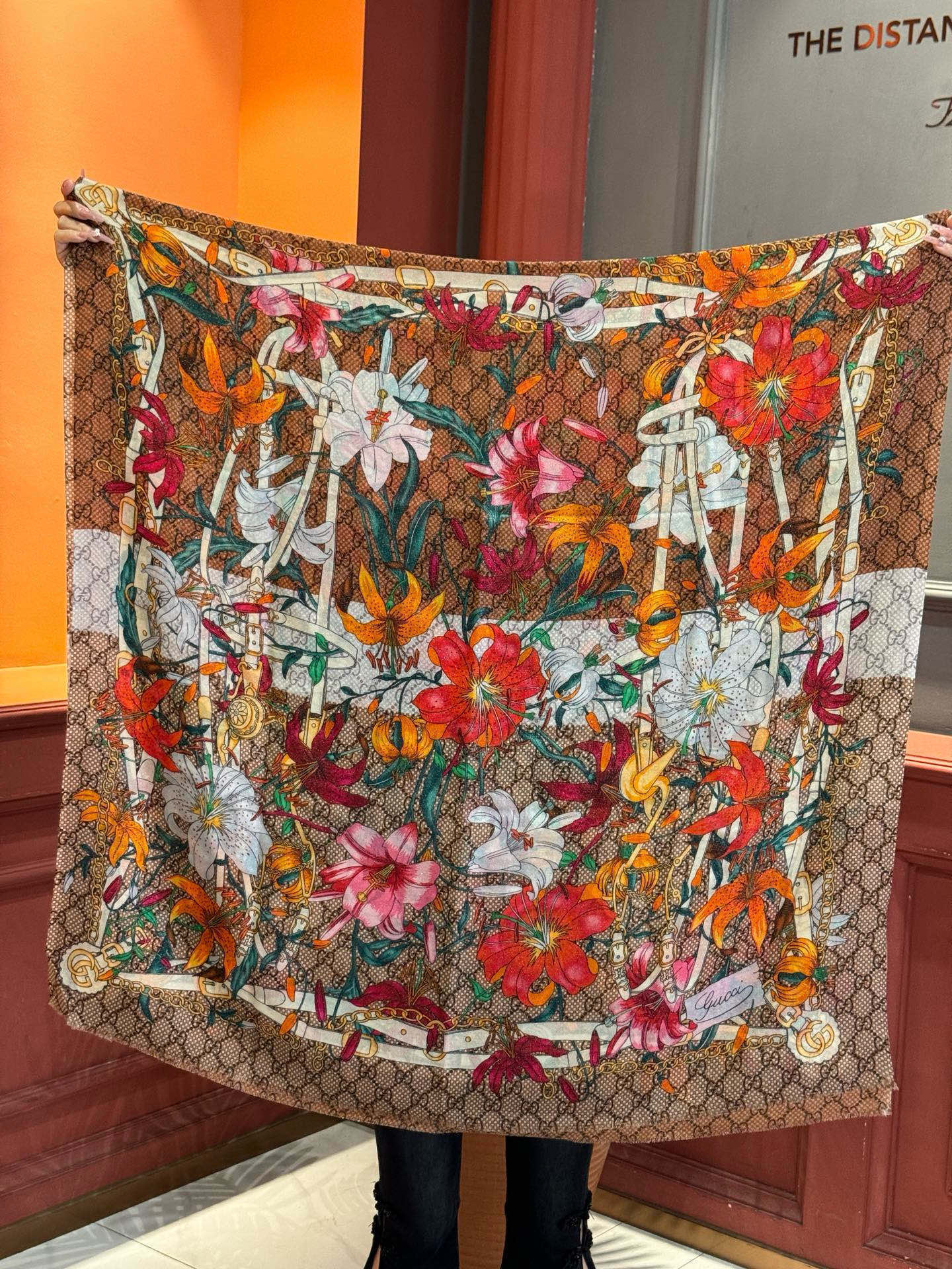 P215 Gucci花卉羊绒围巾~超级抬气色!高级女人味!】羊绒围巾也能这么美!!!Gucci这款双面花卉羊绒围巾真的好高级!招牌的花卉花色搭配服饰很显品味!!Gucci招牌花卉元素和老花GG的新融合,奢华优雅感,薄薄的羊绒手感,双面双色的设计真的很赞!春夏搭配白衬衫更是又气质又时髦,秋冬搭配大衣超级显品味,懂得搭配的姐妹一定要入手!!柔软软糯顺滑!赋予了围巾非常容易造型,非常重磅奢华的设计,上身却别样衬得人高贵气质!简单的打底配此款围巾,简单的搭配却给人非常舒适有品味的大牌感…推荐!!尺寸规格:110*200 羊绒长巾