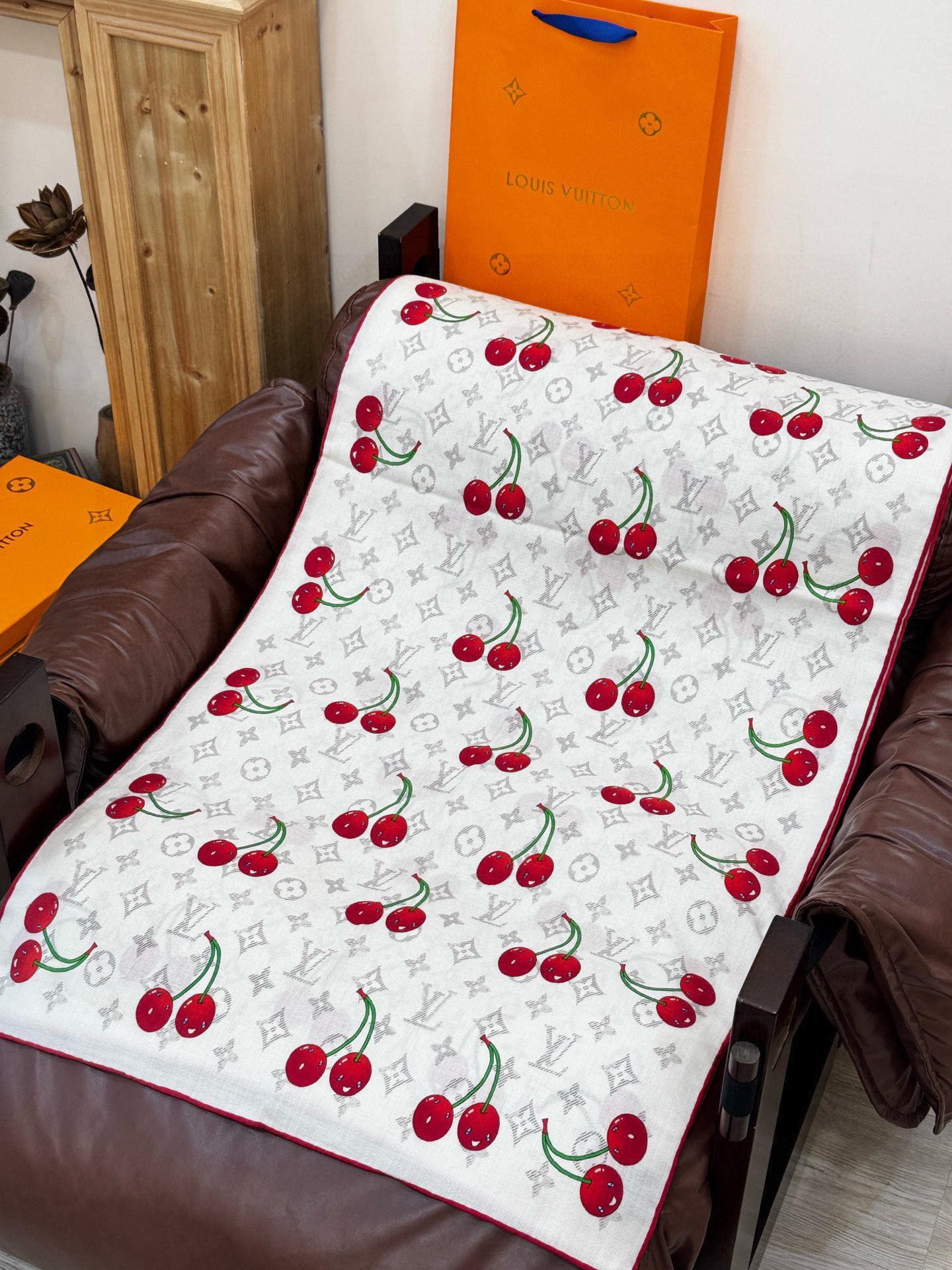 P215 LV X TM MONOGRAM
CERISE 【双面丝绒同色】
LV × TM Monogram Cerise 方巾出自路易威登x村上隆复刻系列,为华美丝毛点缀Monogram 图案,再以日本艺术家笔下的灵动樱桃元素注入清新活力。无论单独佩戴或搭配同系列其他单品,均可展露瞩目风采。
60*180厘米(长度×高)
30%真丝70%羊绒
喷墨印制
Monogram 图案
樱桃图案
路易威登标识