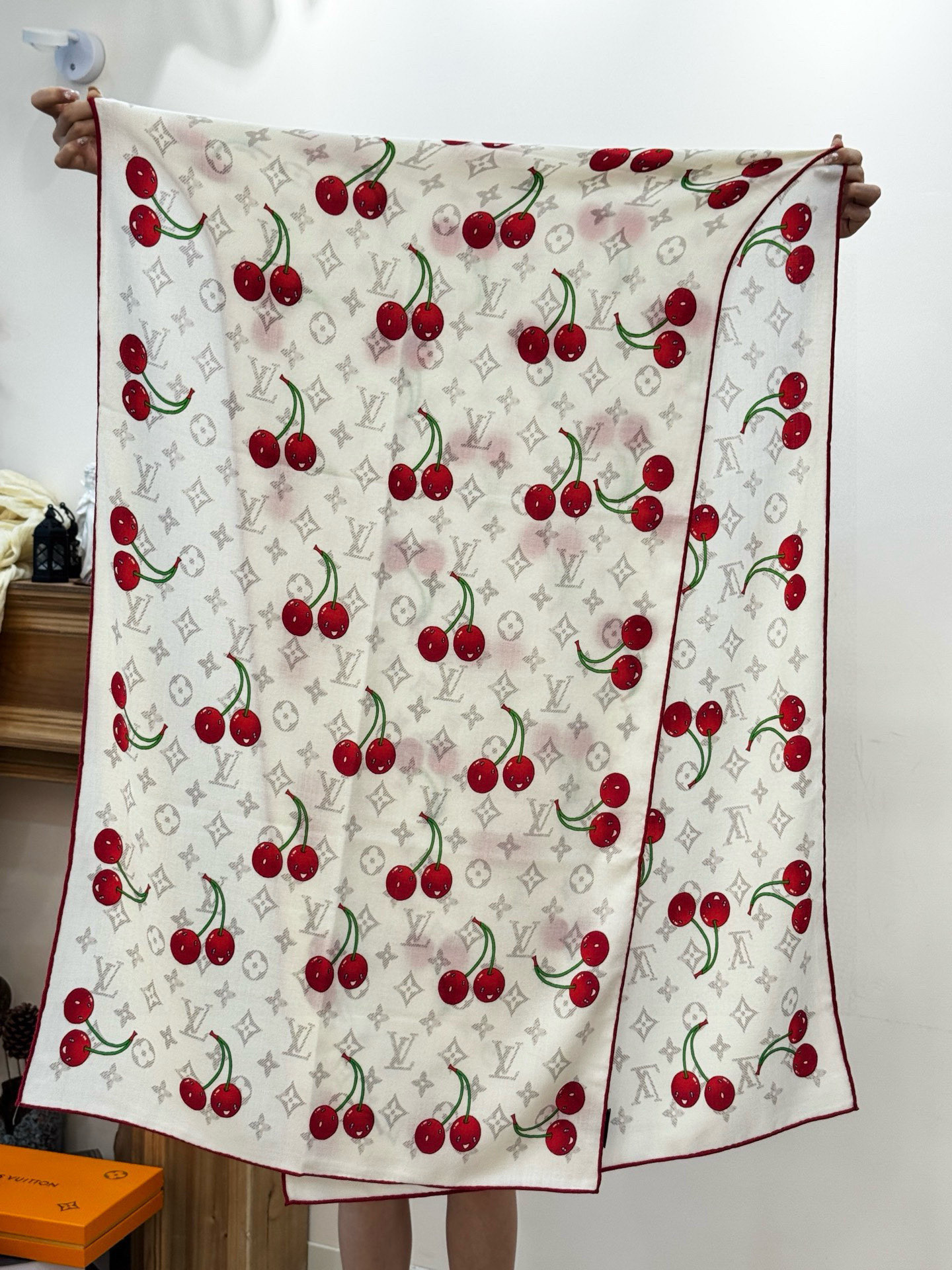P215 LV X TM MONOGRAM
CERISE 【双面丝绒同色】
LV × TM Monogram Cerise 方巾出自路易威登x村上隆复刻系列,为华美丝毛点缀Monogram 图案,再以日本艺术家笔下的灵动樱桃元素注入清新活力。无论单独佩戴或搭配同系列其他单品,均可展露瞩目风采。
60*180厘米(长度×高)
30%真丝70%羊绒
喷墨印制
Monogram 图案
樱桃图案
路易威登标识