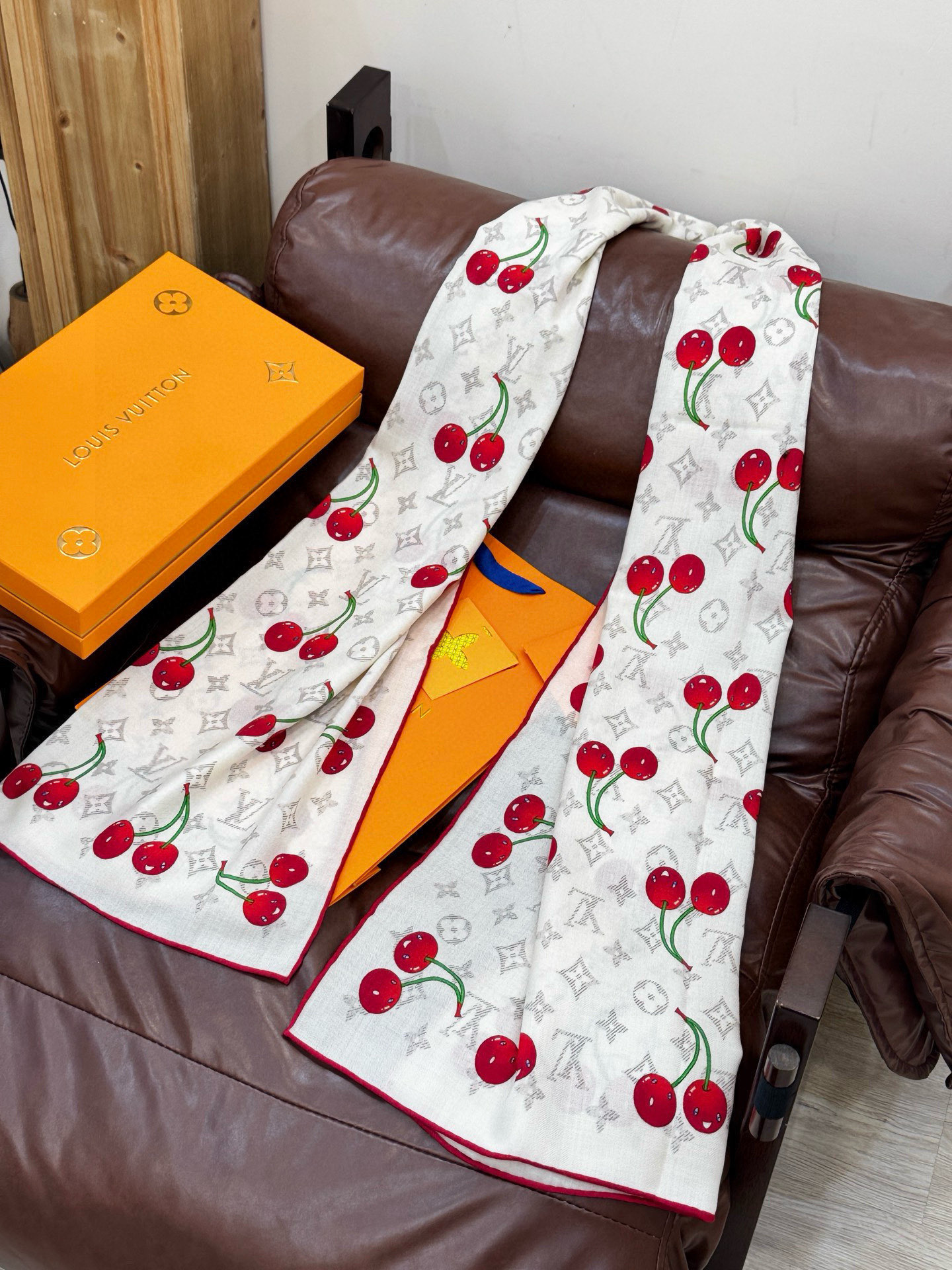 P215 LV X TM MONOGRAM
CERISE 【双面丝绒同色】
LV × TM Monogram Cerise 方巾出自路易威登x村上隆复刻系列,为华美丝毛点缀Monogram 图案,再以日本艺术家笔下的灵动樱桃元素注入清新活力。无论单独佩戴或搭配同系列其他单品,均可展露瞩目风采。
60*180厘米(长度×高)
30%真丝70%羊绒
喷墨印制
Monogram 图案
樱桃图案
路易威登标识