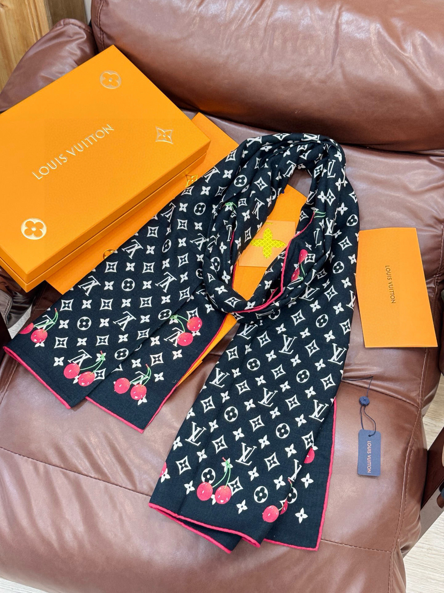 P215 LV X TM MONOGRAM
CERISE 【双面丝绒同色】
LV × TM Monogram Cerise 方巾出自路易威登x村上隆复刻系列,为华美丝毛点缀Monogram 图案,再以日本艺术家笔下的灵动樱桃元素注入清新活力。无论单独佩戴或搭配同系列其他单品,均可展露瞩目风采。
60*180厘米(长度×高)
30%真丝70%羊绒
喷墨印制
Monogram 图案
樱桃图案
路易威登标识