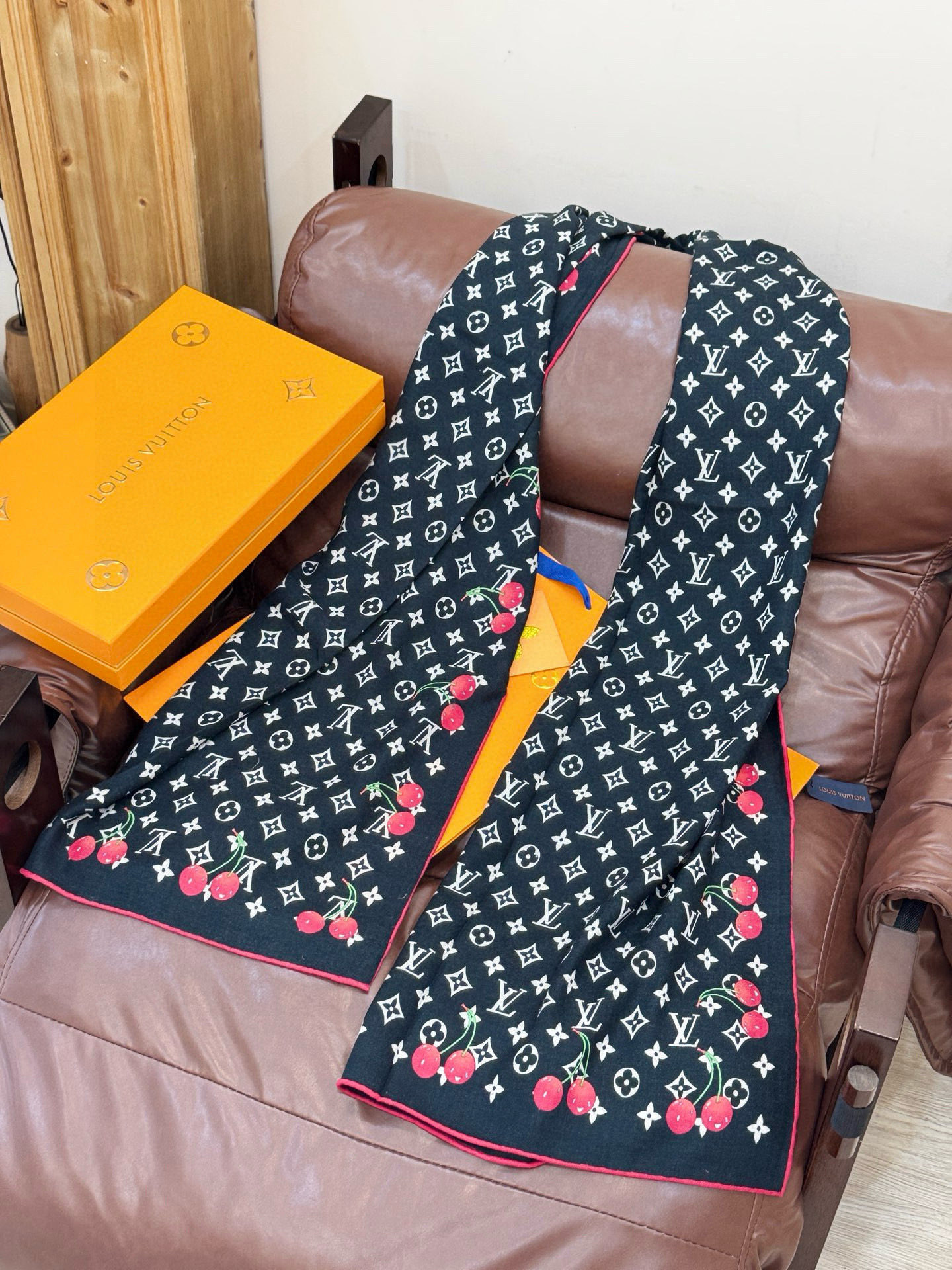 P215 LV X TM MONOGRAM
CERISE 【双面丝绒同色】
LV × TM Monogram Cerise 方巾出自路易威登x村上隆复刻系列,为华美丝毛点缀Monogram 图案,再以日本艺术家笔下的灵动樱桃元素注入清新活力。无论单独佩戴或搭配同系列其他单品,均可展露瞩目风采。
60*180厘米(长度×高)
30%真丝70%羊绒
喷墨印制
Monogram 图案
樱桃图案
路易威登标识