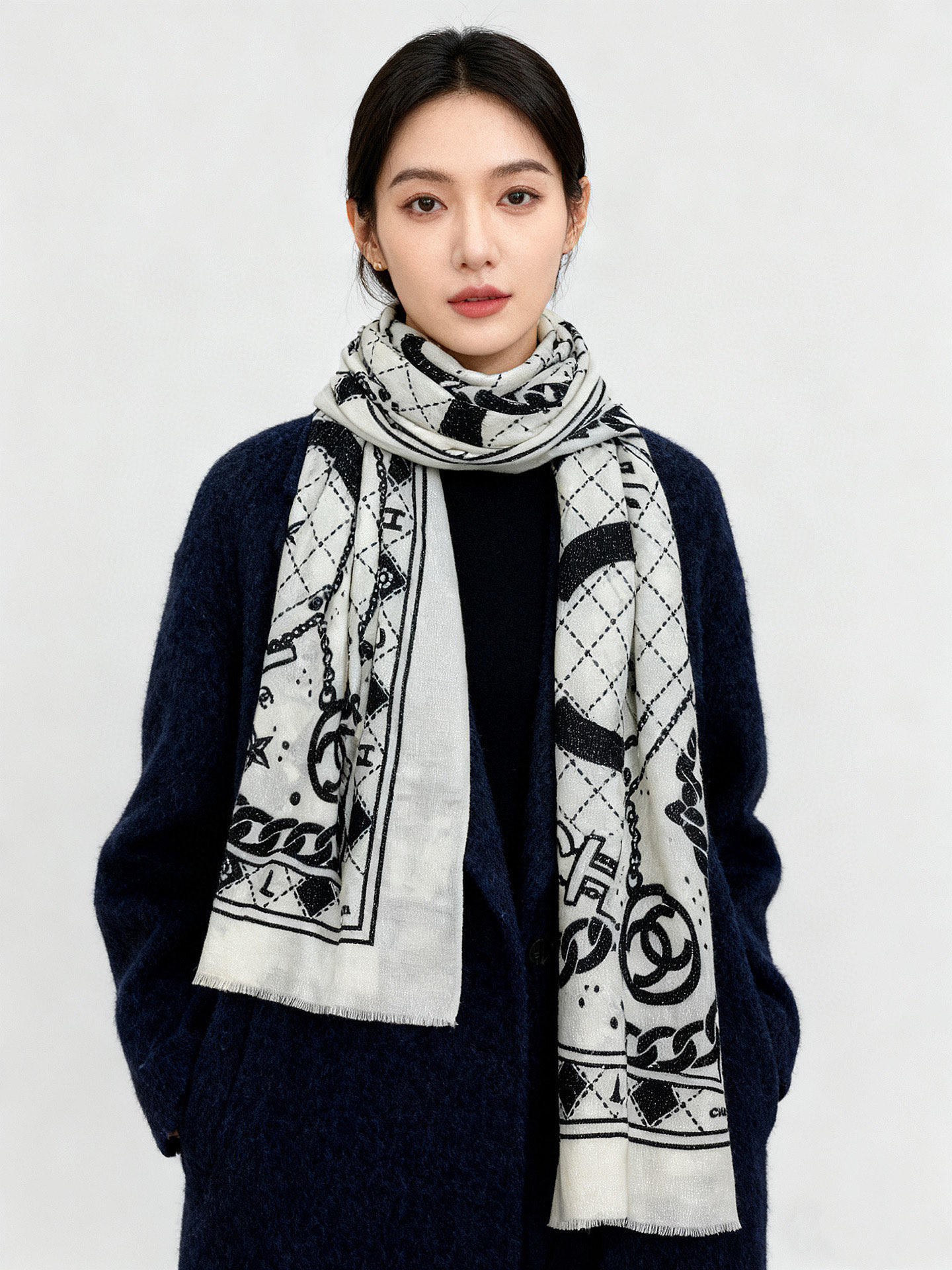 P215 上新🌟  会发光发亮的围巾 💄💋新款客供银线💖羊绒面料长巾 😘美翻了[流泪]【银线双C图案】御用殿堂级极‼️新款专柜在售 纯羊绒银丝线独特设计风格❗加上富有香家本季特色图案印花 美丽至极 真的 上身极为奢华上档次 稀有～小贵～好看不好看自己看吧 ‼尺寸110x200cm 大长巾，100%顶级纯羊绒