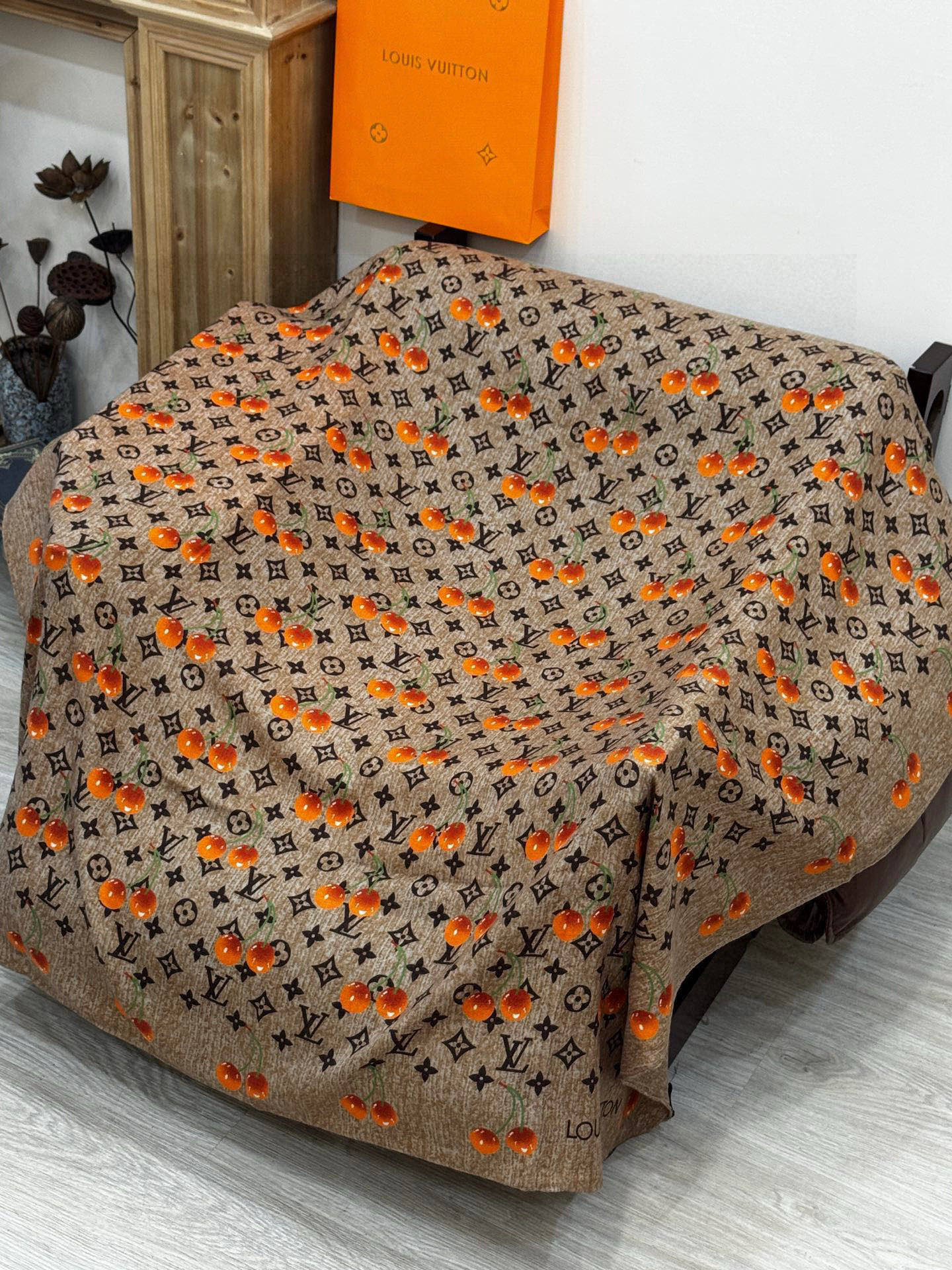 LV X TM MONOGRAMCERISE 140丝绒方巾【140双面丝绒同色】LV × TM Mon