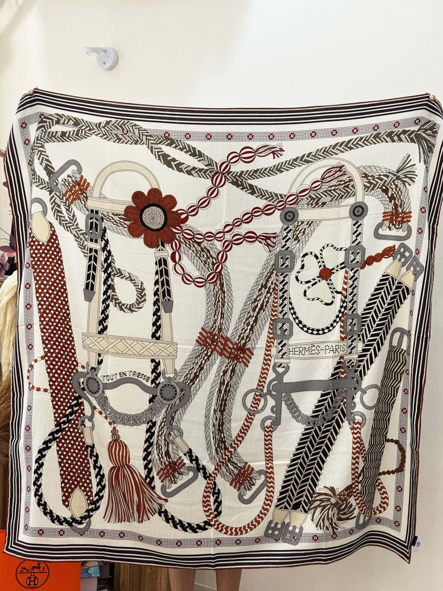 “编织鞍带”140方巾～Hermes 手工卷边丝绒方巾（30%桑蚕丝70%羊绒）这款爱马仕的经典单品展现