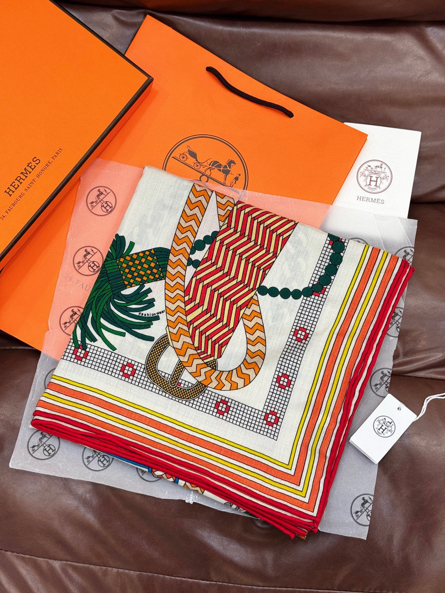 “编织鞍带”140方巾～Hermes 手工卷边丝绒方巾（30%桑蚕丝70%羊绒）这款爱马仕的经典单品展现