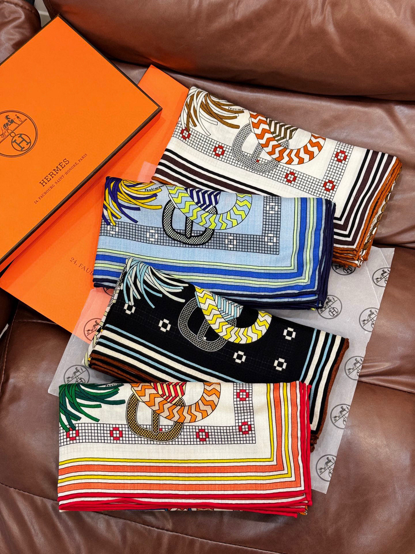 “编织鞍带”140方巾～Hermes 手工卷边丝绒方巾（30%桑蚕丝70%羊绒）这款爱马仕的经典单品展现