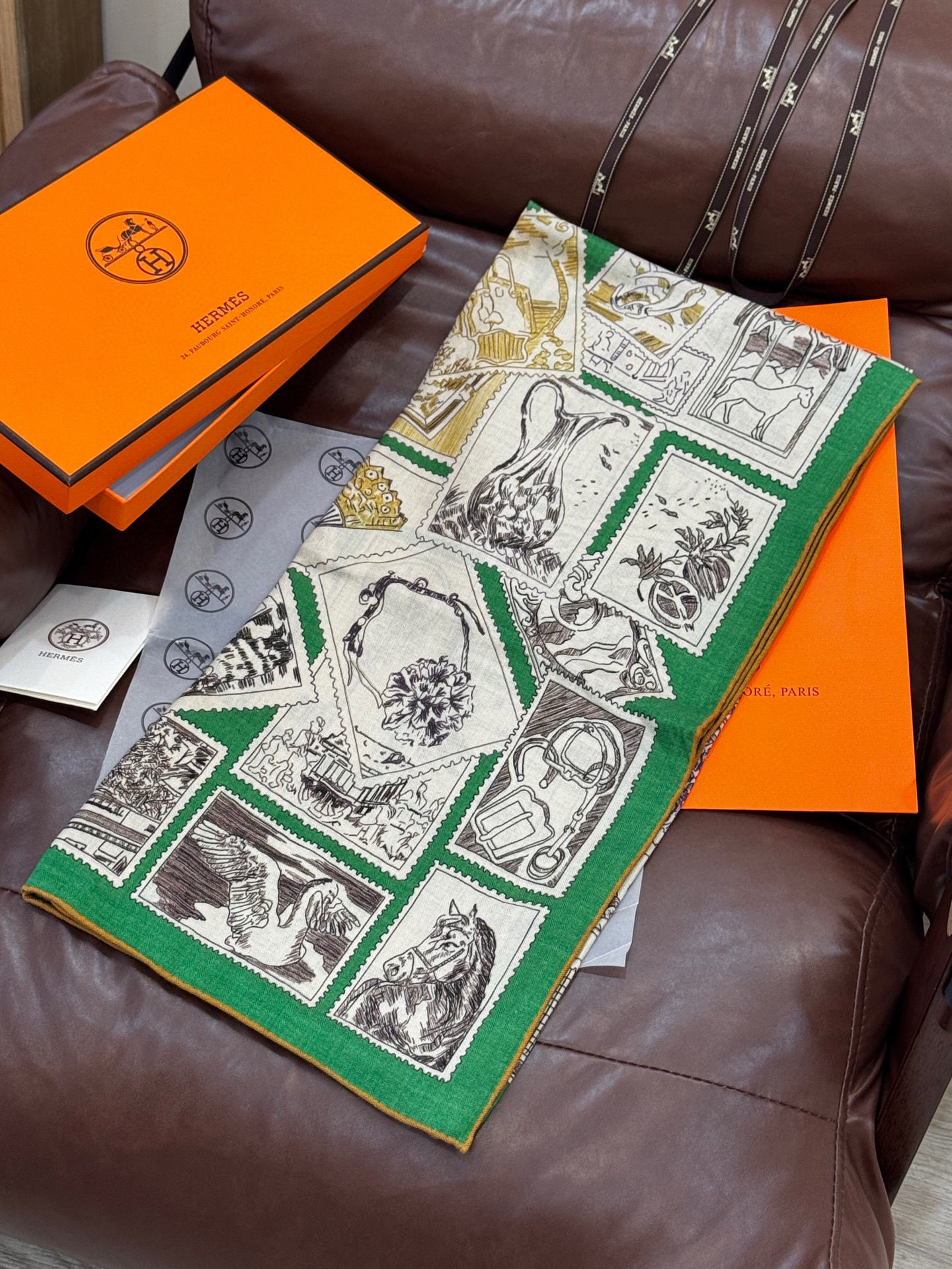 💟2025年秋冬抢先 上新💞【双面同色丝绒方巾】手工卷边山羊绒和真丝混纺披肩（70%山羊绒，30%桑蚕丝