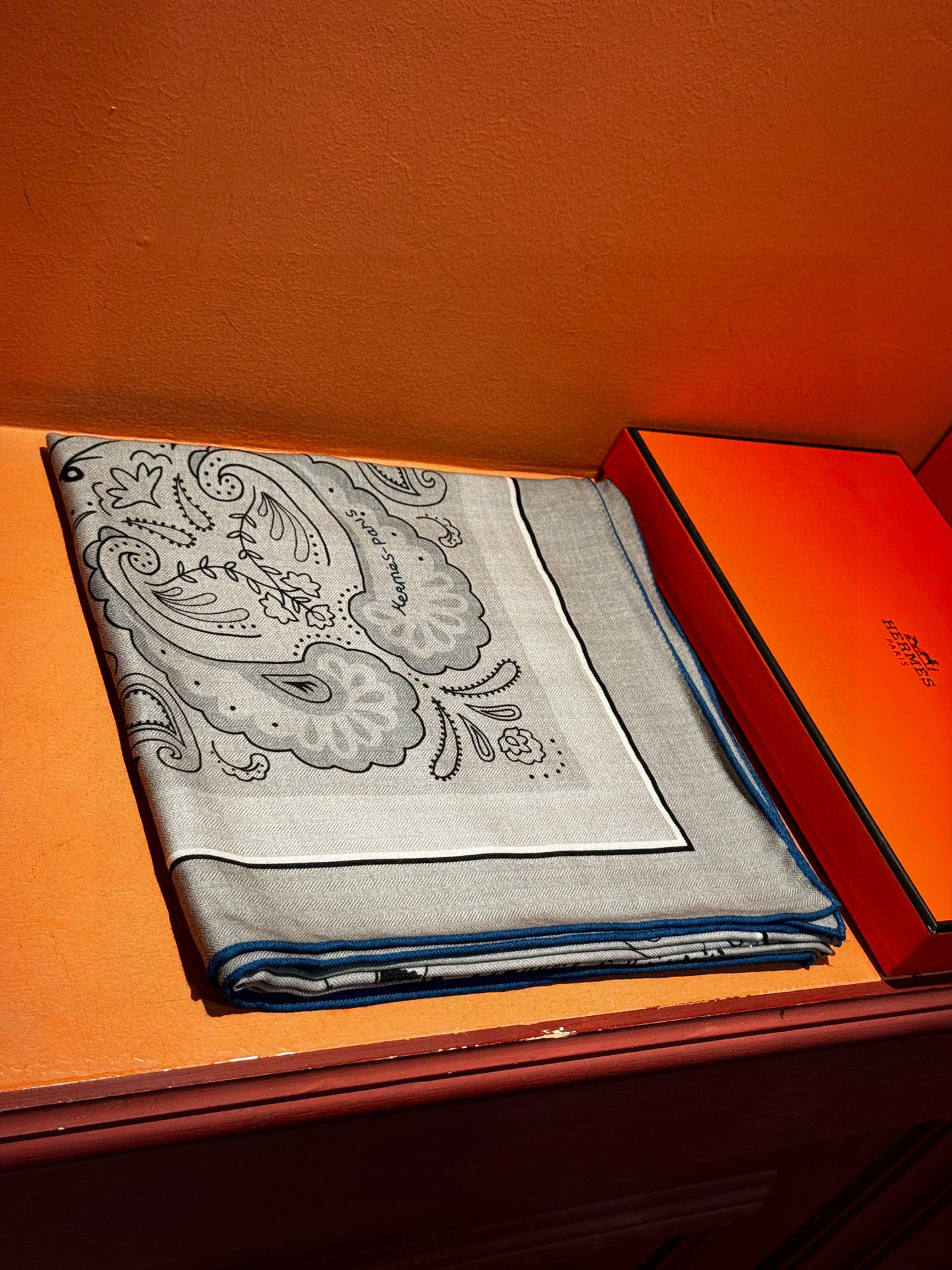 H珍藏版[丛林之爱]大方巾，双面同色 独一无二的品质！这款大方巾巾采用山羊绒和真丝混纺面料制成，柔软轻盈