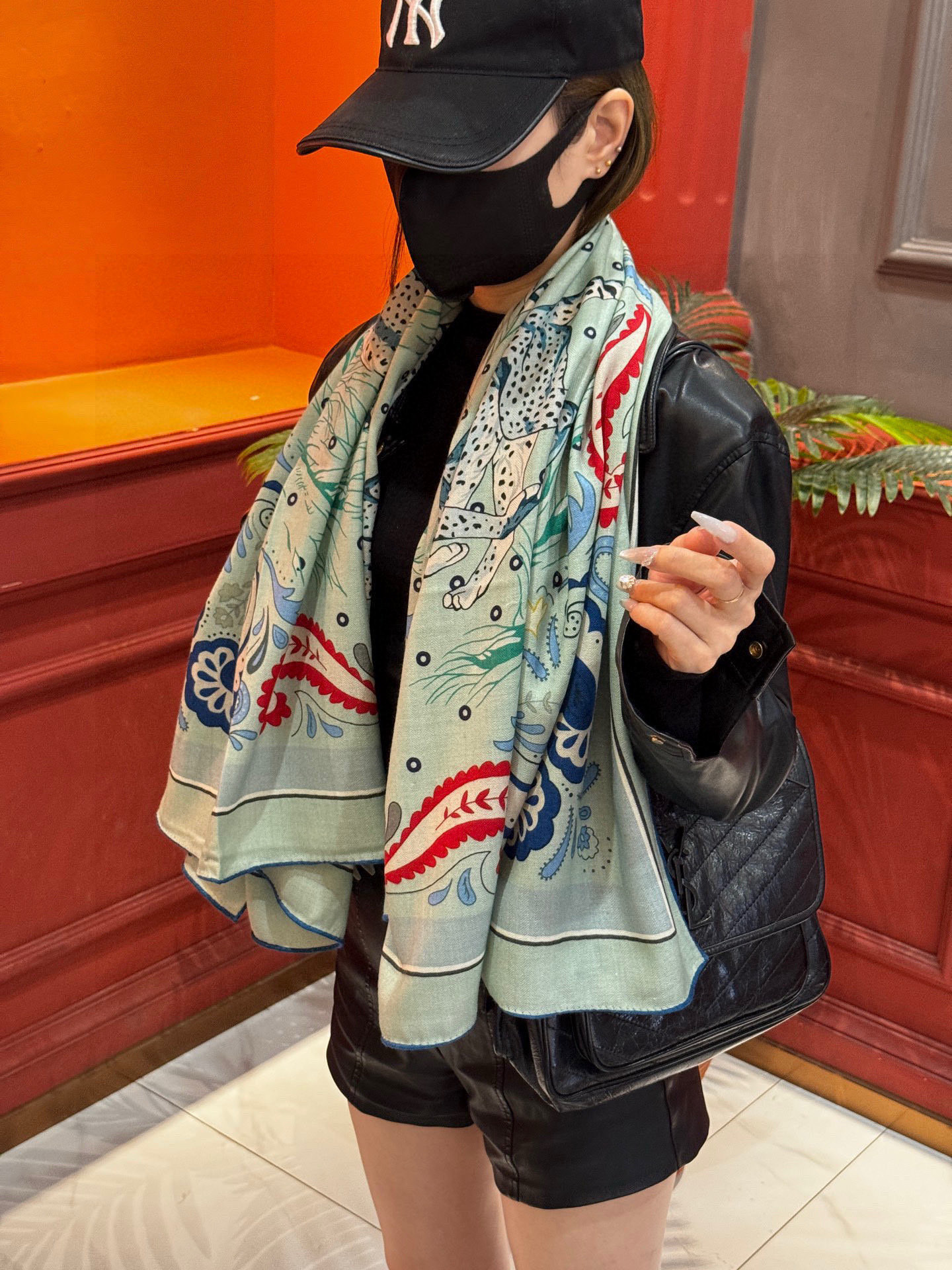 H珍藏版[丛林之爱]大方巾，双面同色 独一无二的品质！这款大方巾巾采用山羊绒和真丝混纺面料制成，柔软轻盈