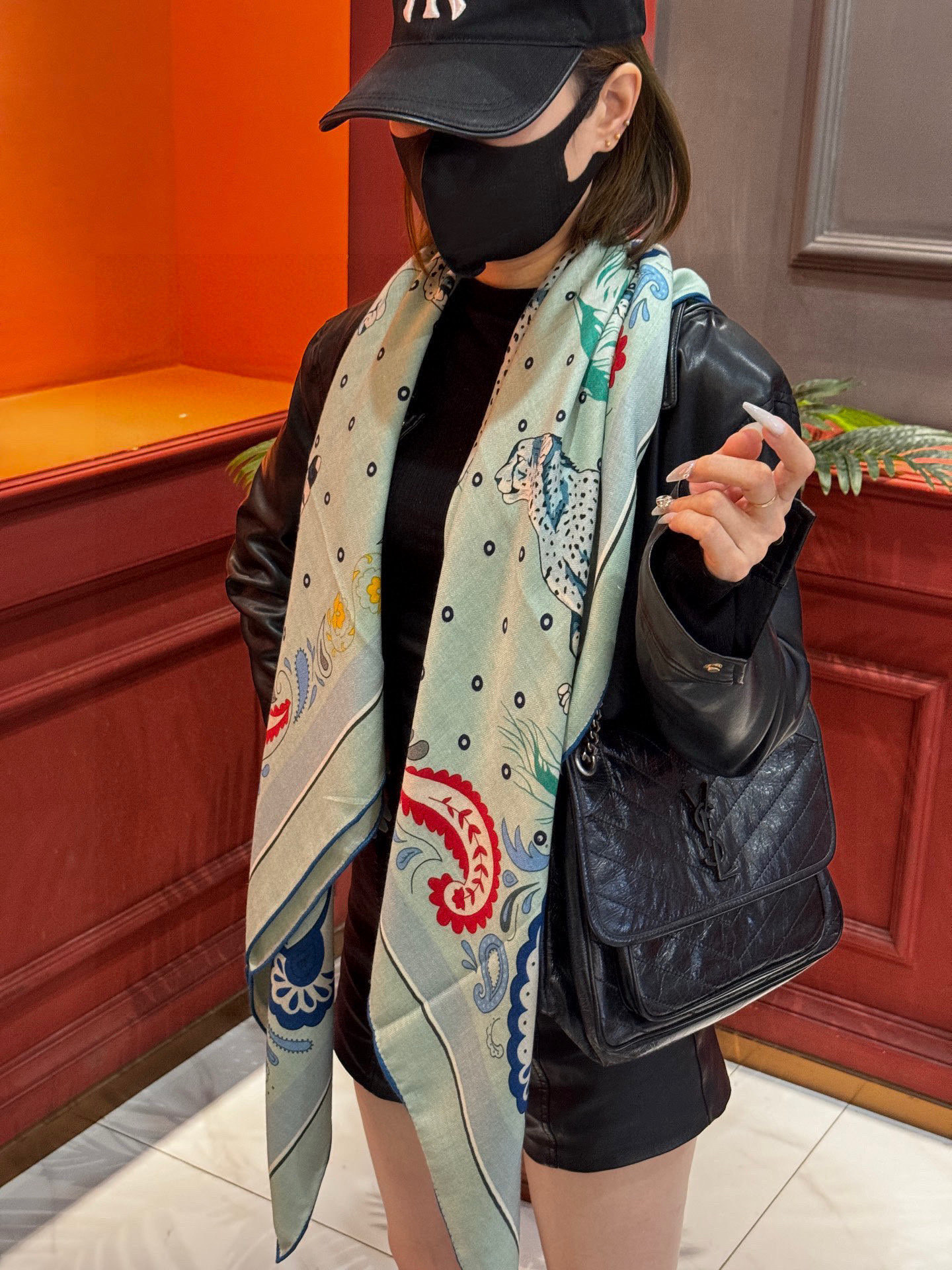 H珍藏版[丛林之爱]大方巾，双面同色 独一无二的品质！这款大方巾巾采用山羊绒和真丝混纺面料制成，柔软轻盈