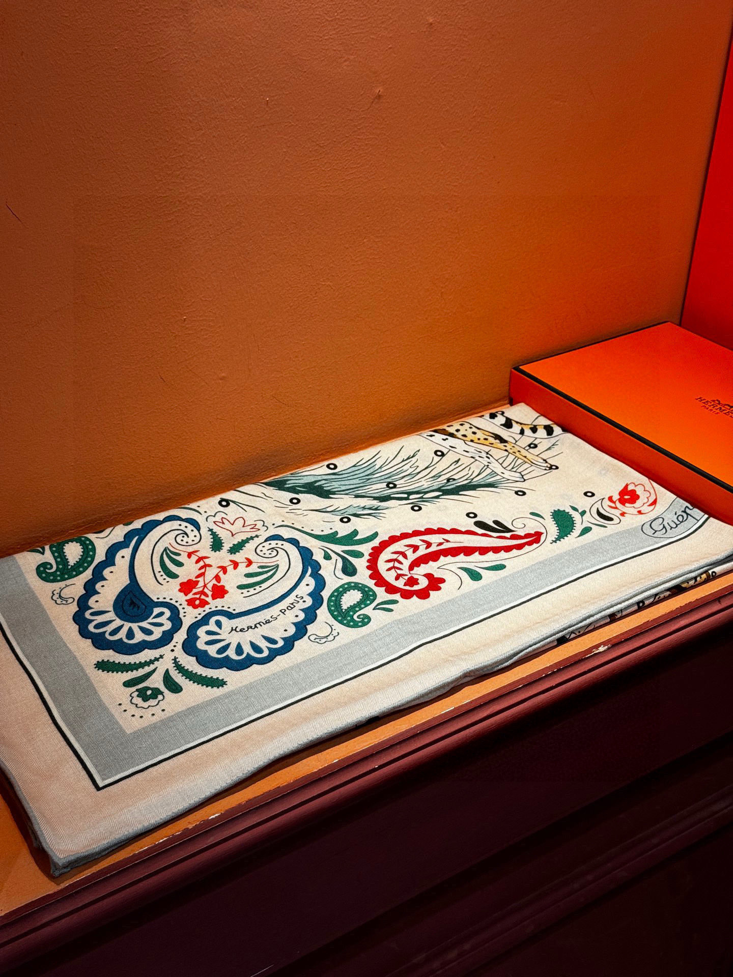 H珍藏版[丛林之爱]大方巾，双面同色 独一无二的品质！这款大方巾巾采用山羊绒和真丝混纺面料制成，柔软轻盈