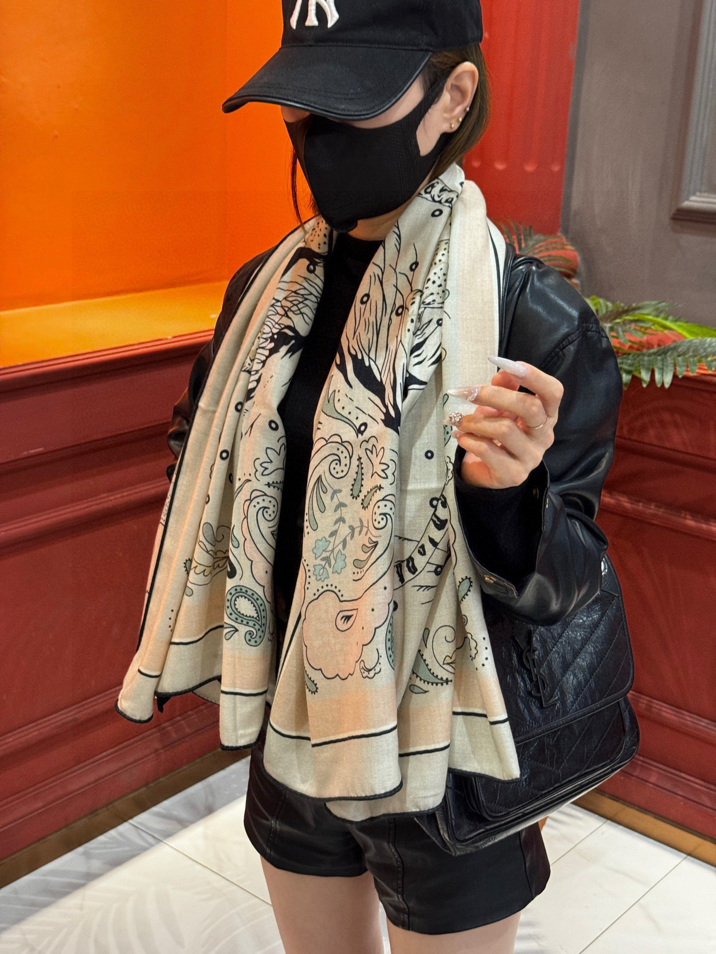 H珍藏版[丛林之爱]大方巾，双面同色 独一无二的品质！这款大方巾巾采用山羊绒和真丝混纺面料制成，柔软轻盈