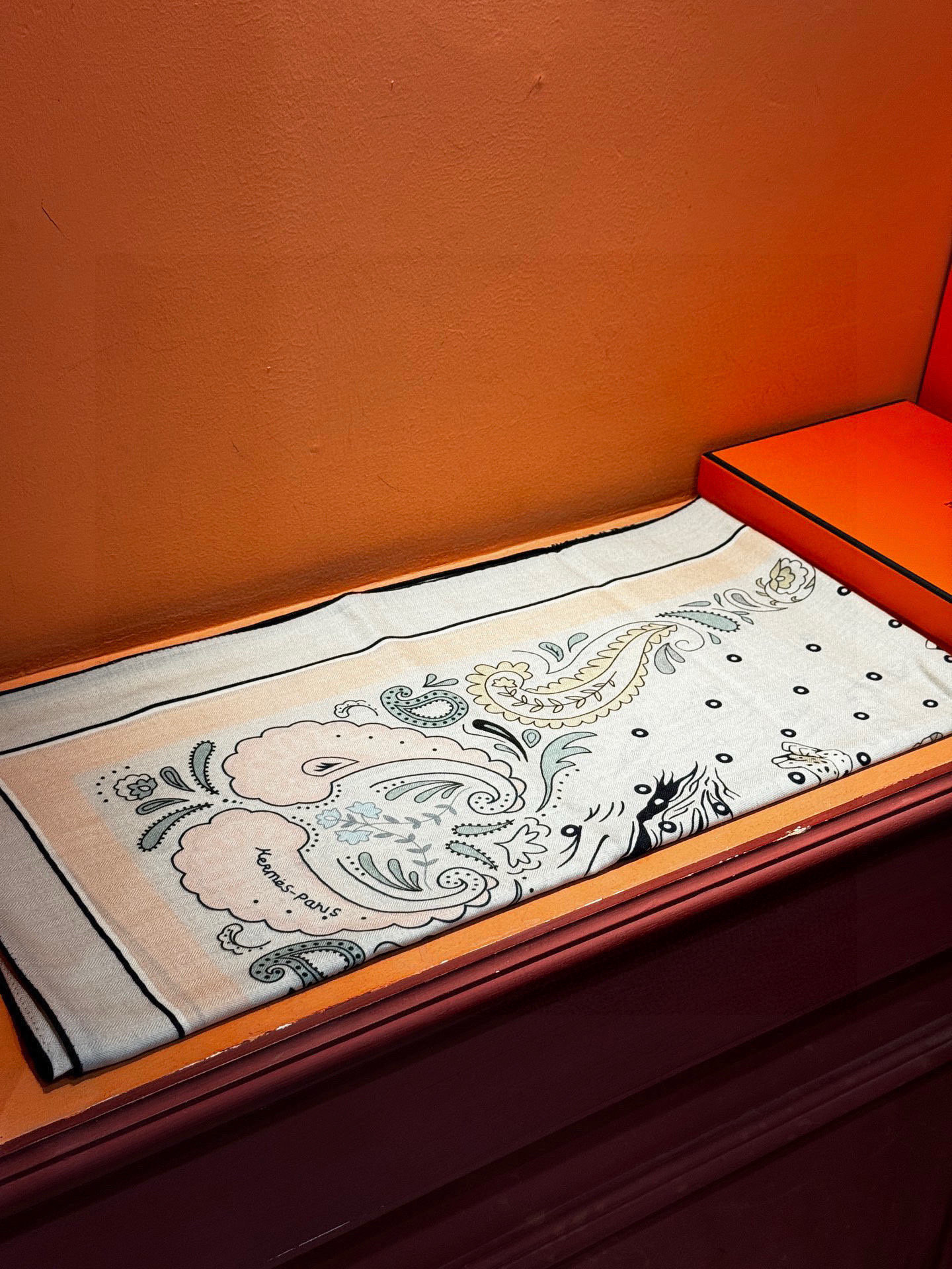 H珍藏版[丛林之爱]大方巾，双面同色 独一无二的品质！这款大方巾巾采用山羊绒和真丝混纺面料制成，柔软轻盈