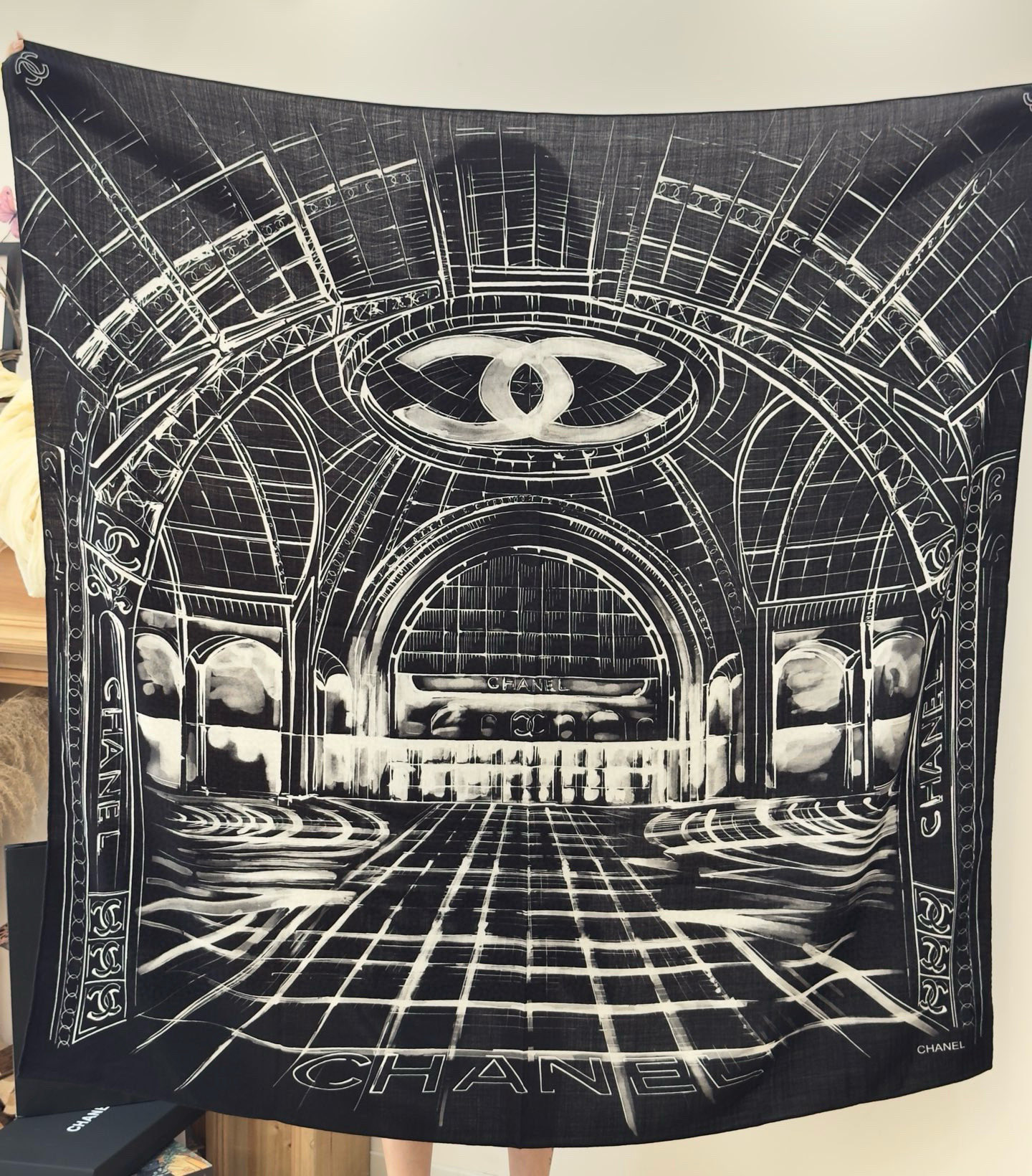 CHANEL ~25秋冬新品【140顶级丝绒双面同色】披肩的图案是巴黎大皇宫中被命名为“Gabriell