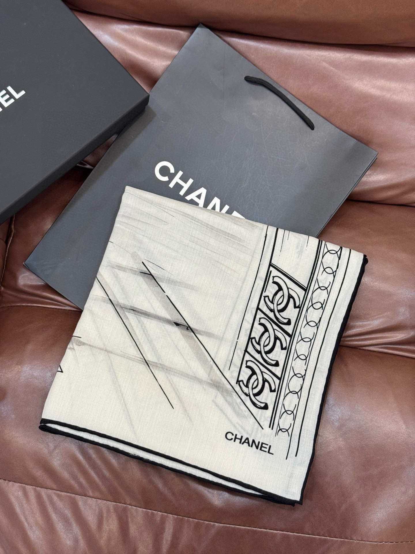 CHANEL ~25秋冬新品【140顶级丝绒双面同色】披肩的图案是巴黎大皇宫中被命名为“Gabriell