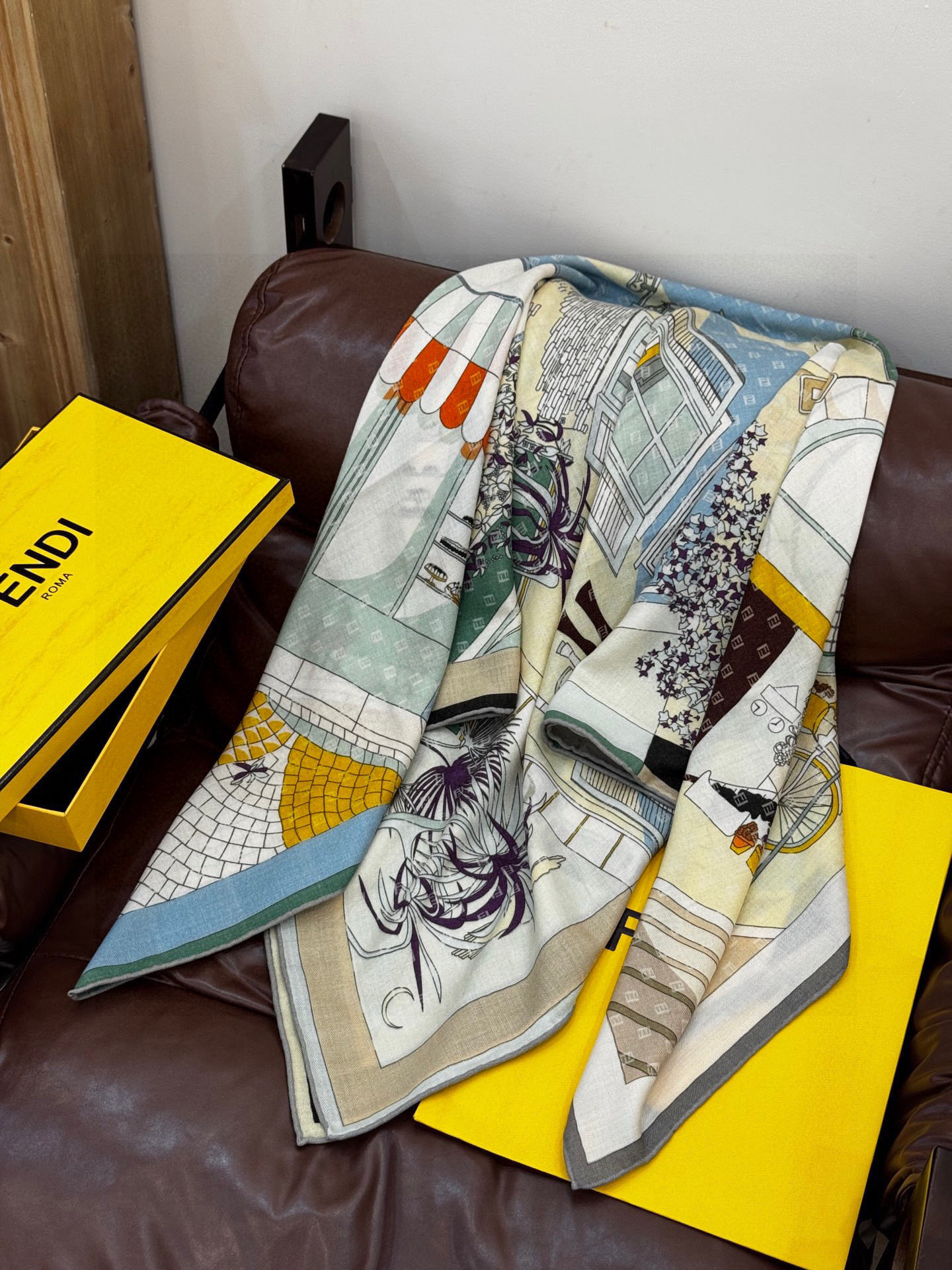 Fendi方形围巾 丝绒材质。采用定制的“Walking around Rome”图案，灵感源自罗马的历