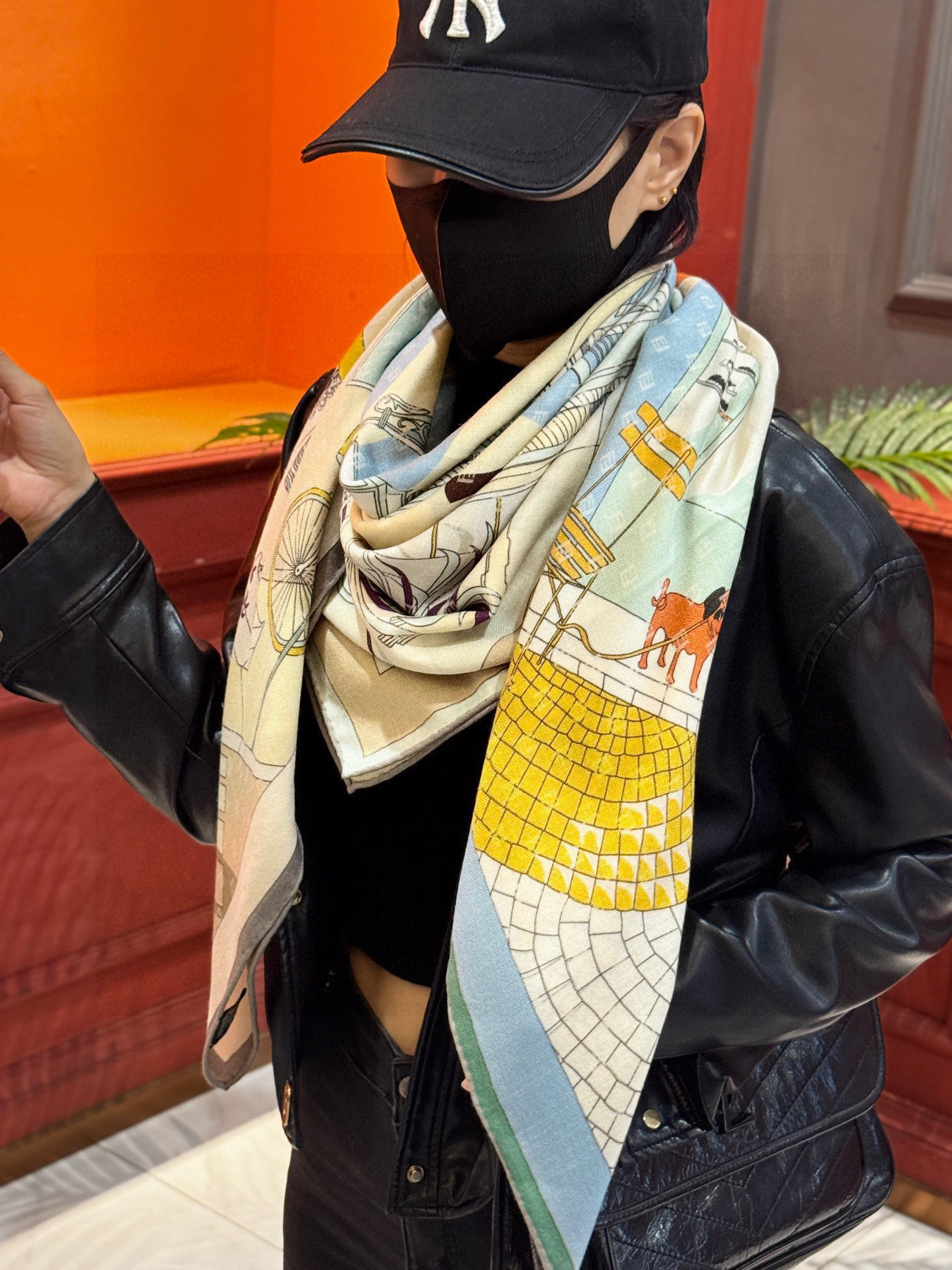 Fendi方形围巾 丝绒材质。采用定制的“Walking around Rome”图案，灵感源自罗马的历